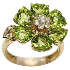 Vibrante anello con fiore di peridoto in oro giallo 14K e diamanti