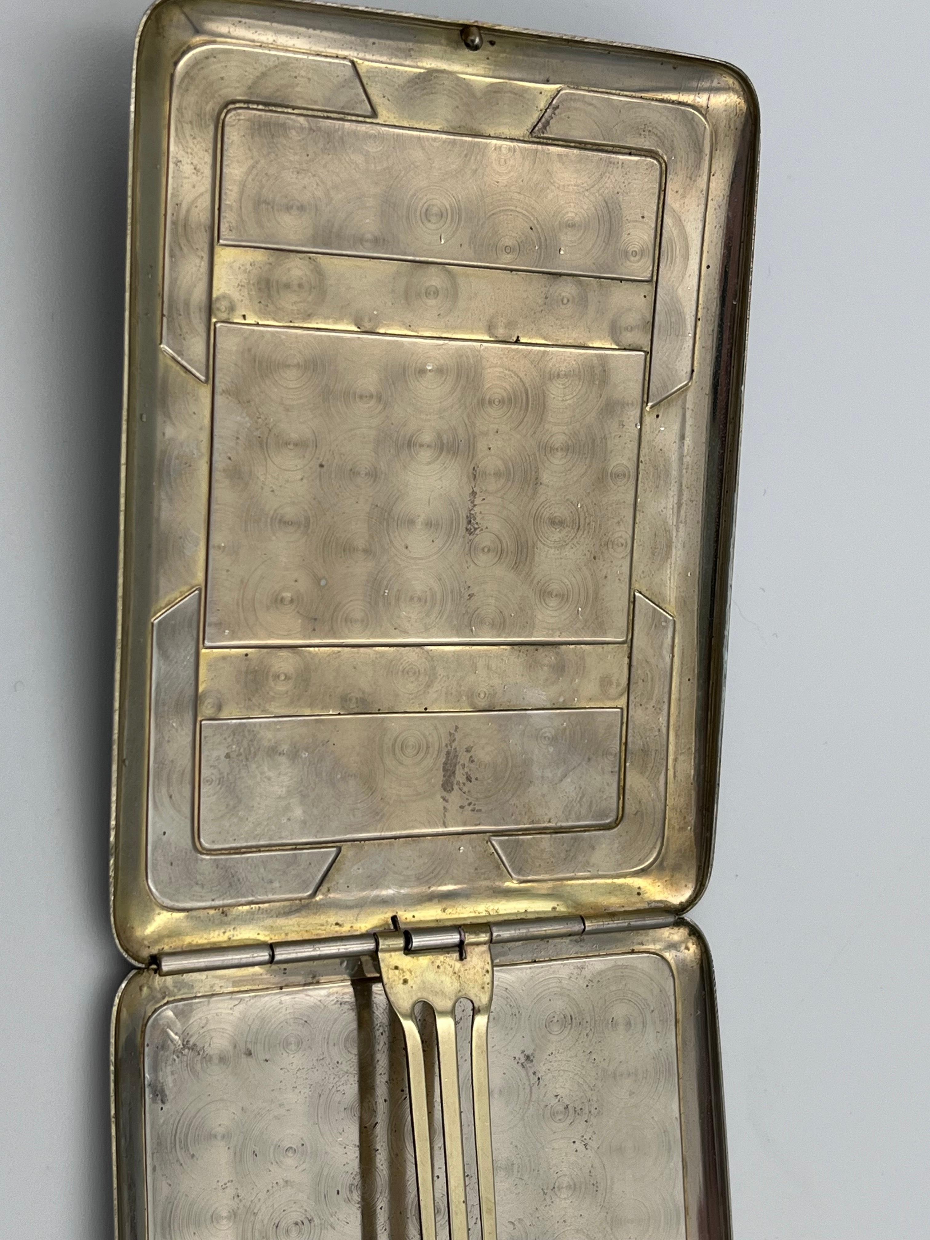 Vibrante pitillera Art Decó de 1930 con esmalte geométrico negro y rojo Marathon en venta 3