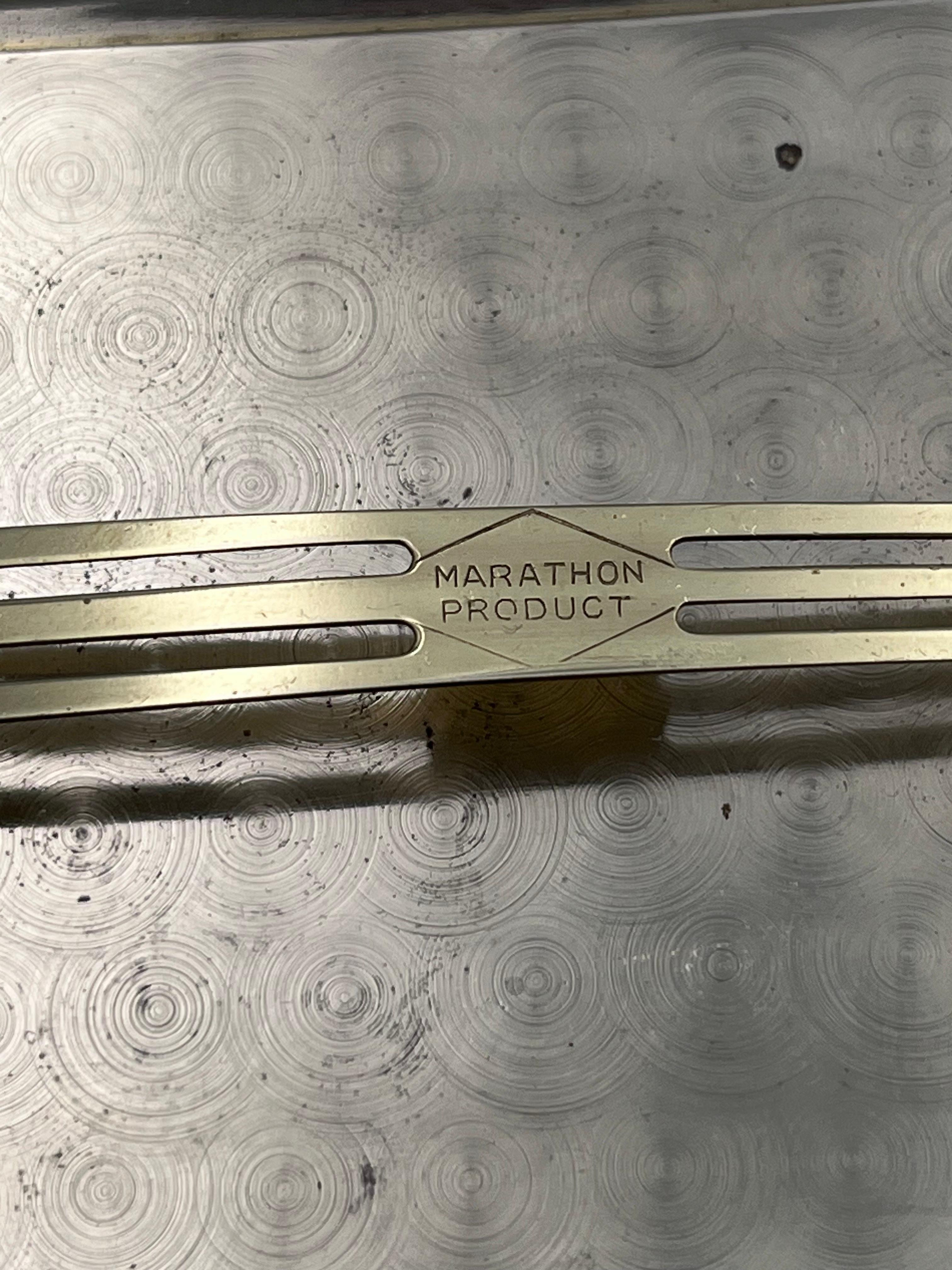 Vibrante pitillera Art Decó de 1930 con esmalte geométrico negro y rojo Marathon en venta 5