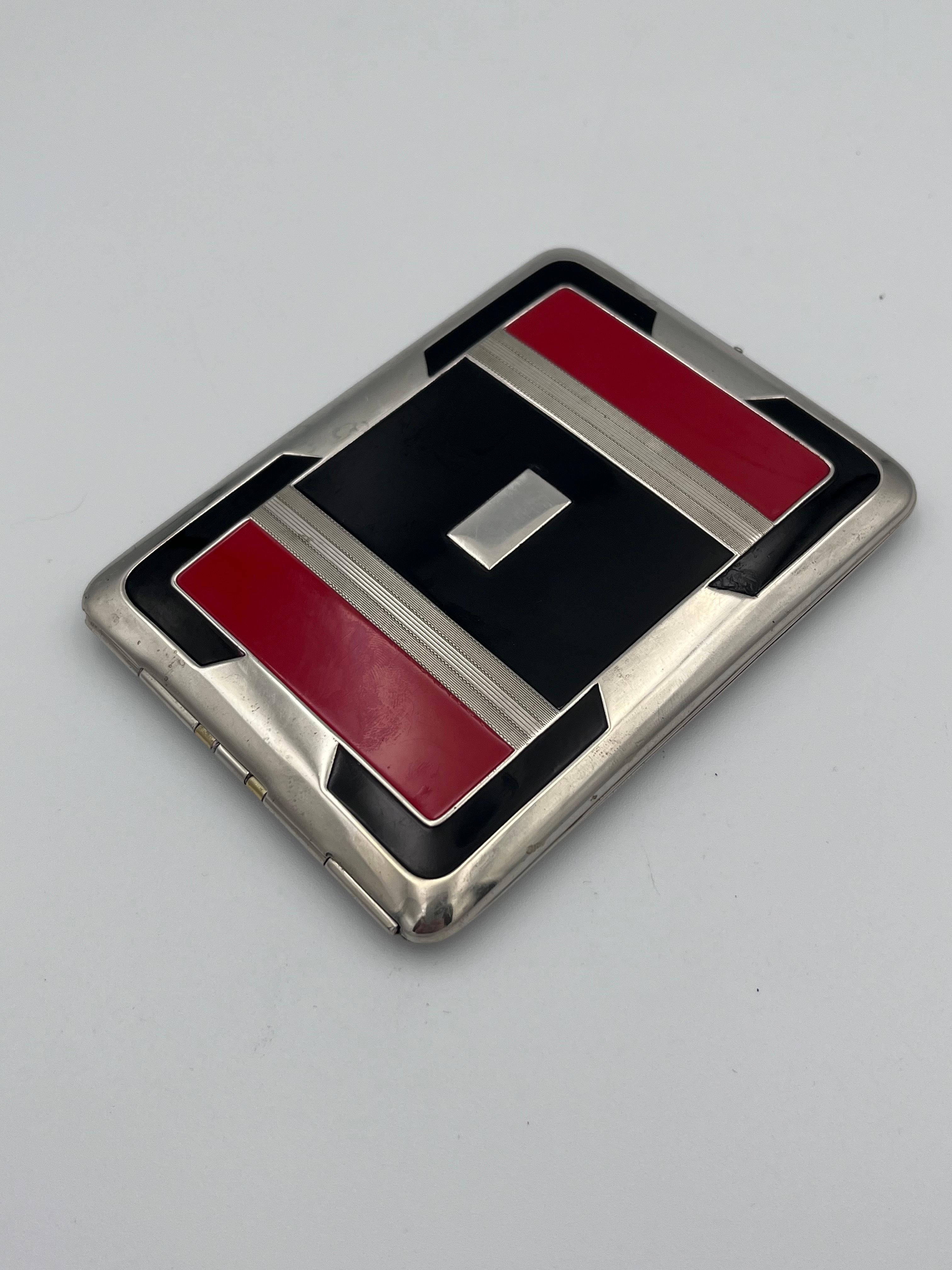 Vibrante pitillera Art Decó de 1930 con esmalte geométrico negro y rojo Marathon Esmaltado en venta