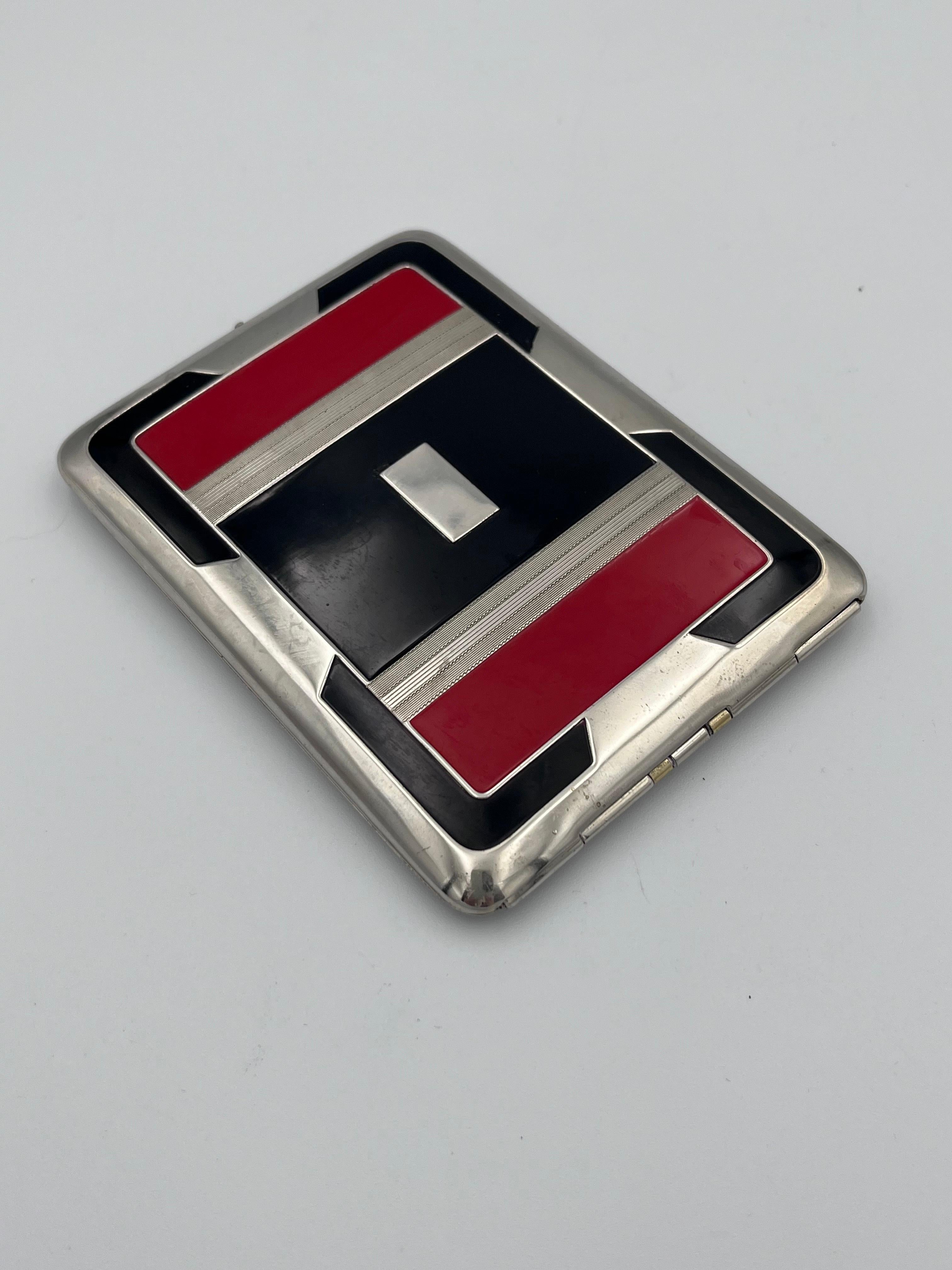 Vibrante pitillera Art Decó de 1930 con esmalte geométrico negro y rojo Marathon en Bueno estado para la venta en Red Lion, PA