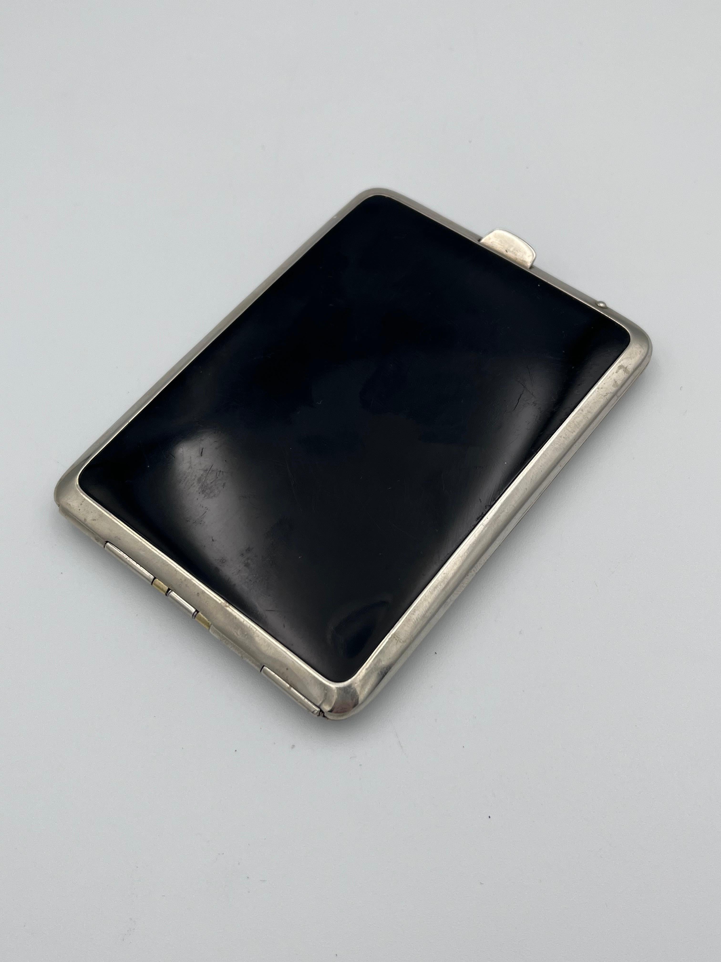 Vibrante pitillera Art Decó de 1930 con esmalte geométrico negro y rojo Marathon en venta 1