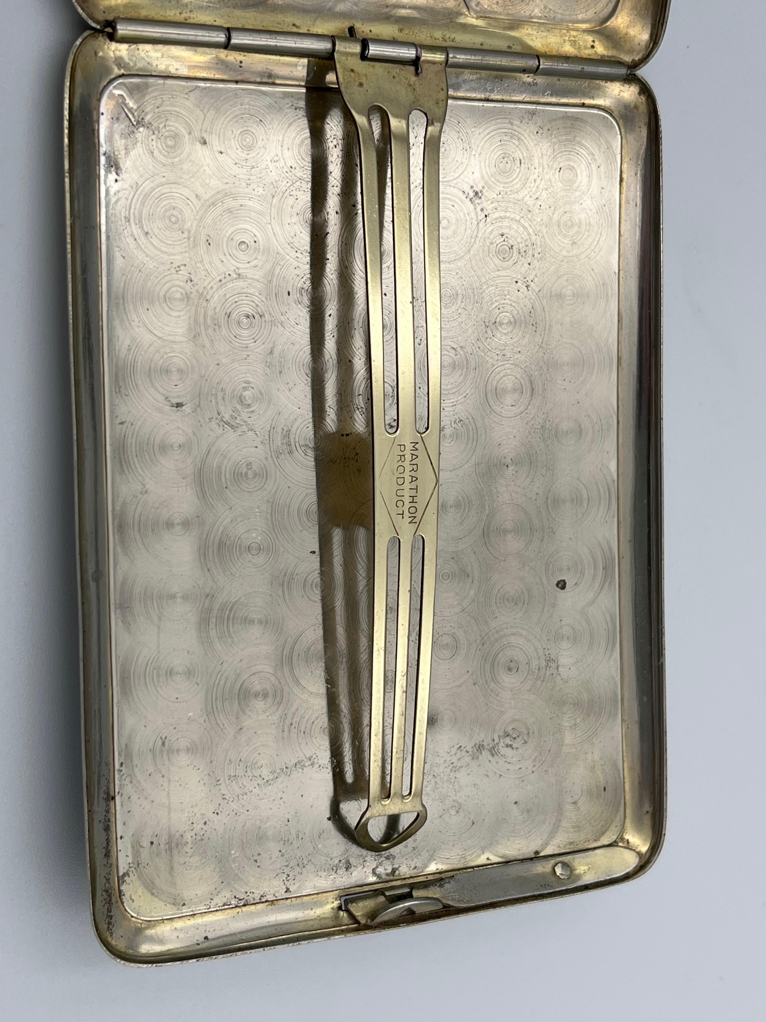 Vibrante pitillera Art Decó de 1930 con esmalte geométrico negro y rojo Marathon en venta 2