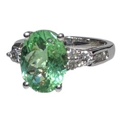 Leuchtender ovaler mintgrüner Turmalin (4,50 Karat), Cocktailring mit Diamanten, 14 Karat Weißgold