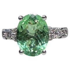 Leuchtender ovaler mintgrüner Turmalin (4,50 Karat), Cocktailring mit Diamanten, 14 Karat Weißgold