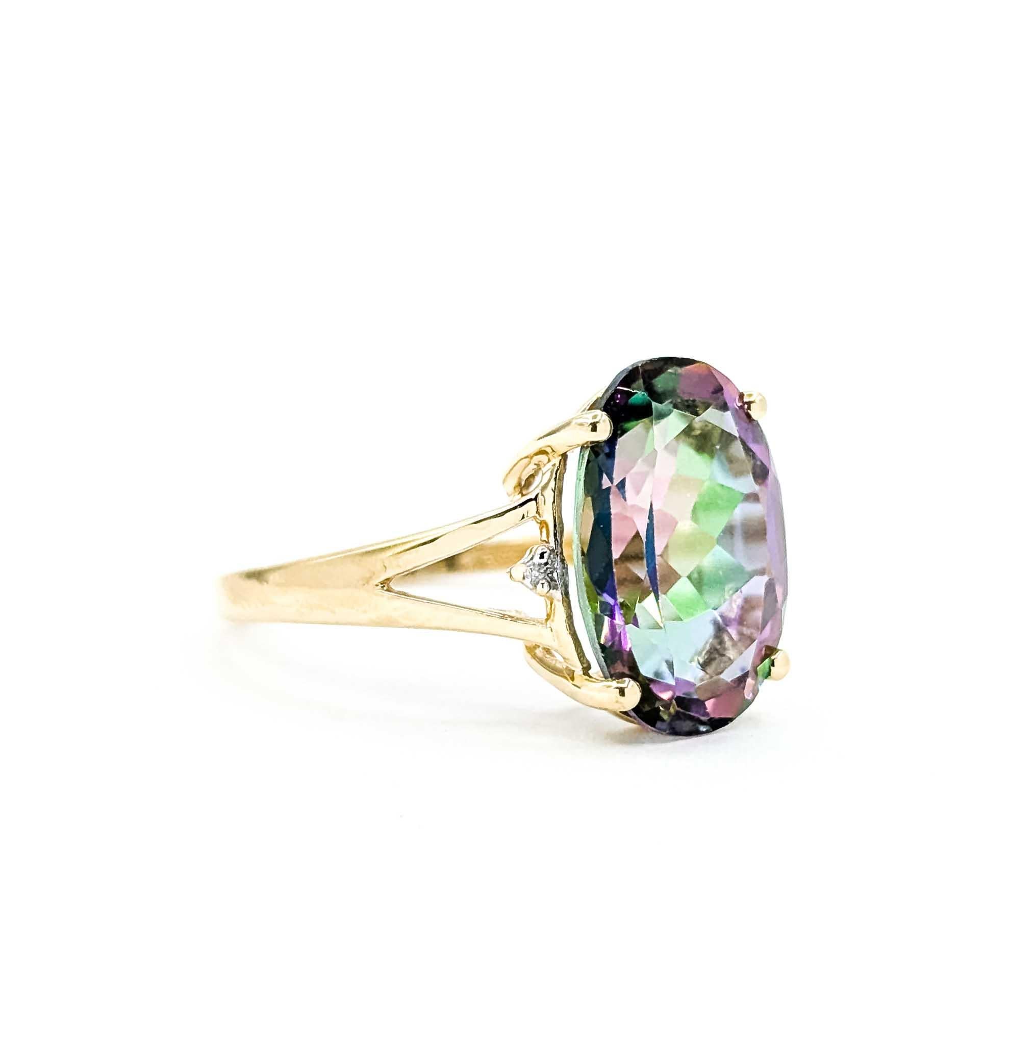 Cette bague solitaire remarquable est fabriquée en or jaune 10k et met en valeur une éblouissante topaze ovale de 8,0 carats. La pierre est sertie, ce qui permet à la lumière de danser sur sa surface facettée et de mettre en valeur ses éclats de
