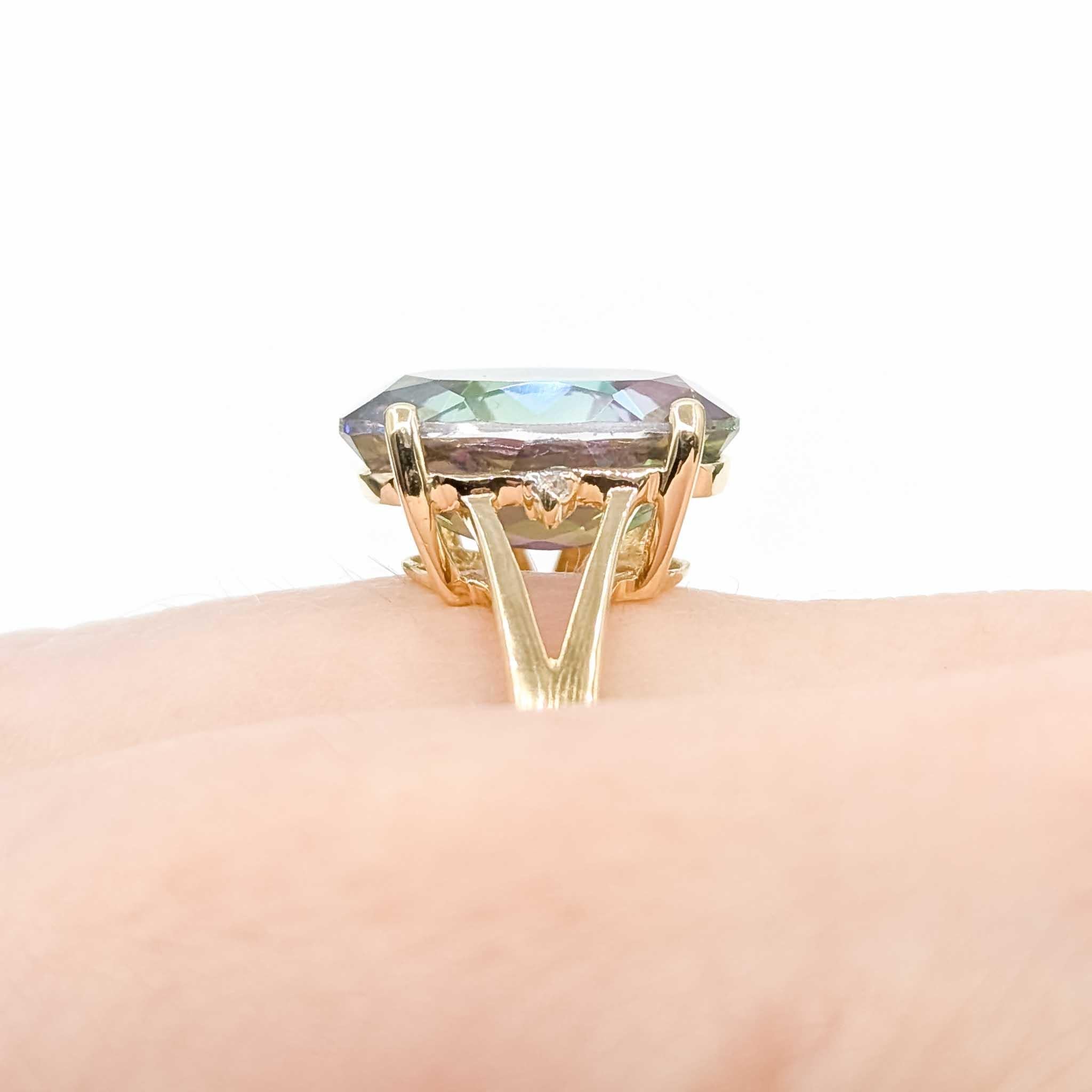 Taille ovale Bague solitaire en or jaune 10k avec topaze de 8,0ct en vente