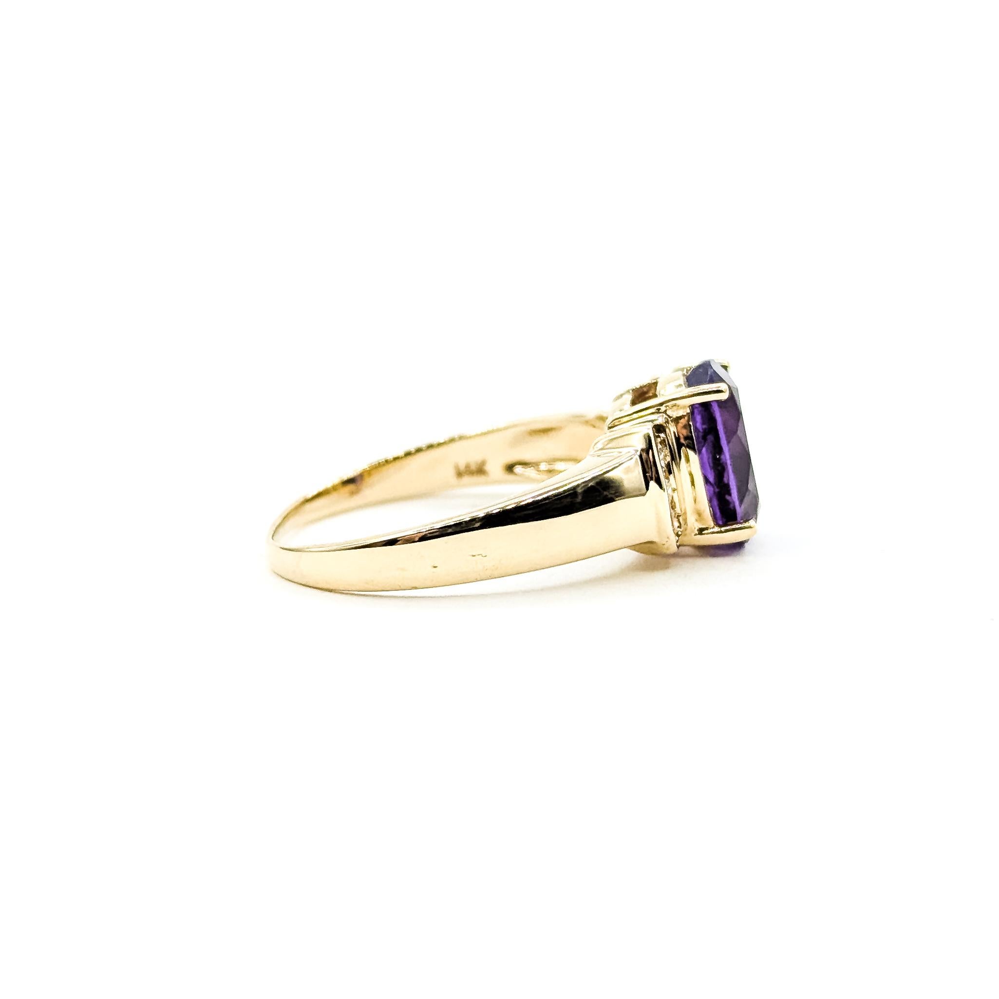 Vibrante Anillo Amatista y Diamante en Oro Amarillo de 14k

Este anillo de oro amarillo de 14 quilates exhibe una amatista de 1,45 quilates en un engaste clásico. La piedra central está enmarcada por hombros curvados con acento de diamante, con 0,06