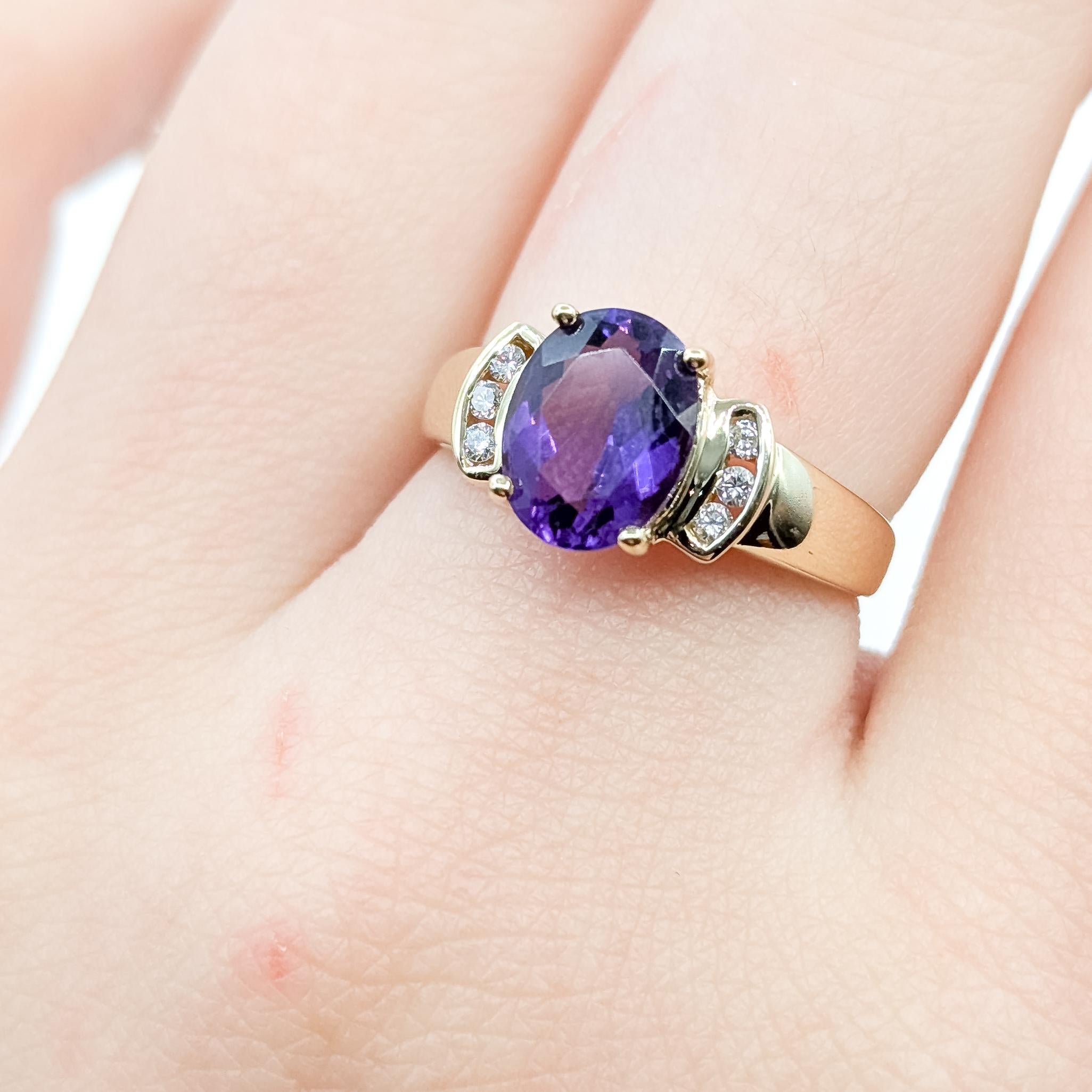 Vibrant Amethyst & Diamond Ring in 14k Yellow Gold Contemporáneo en venta