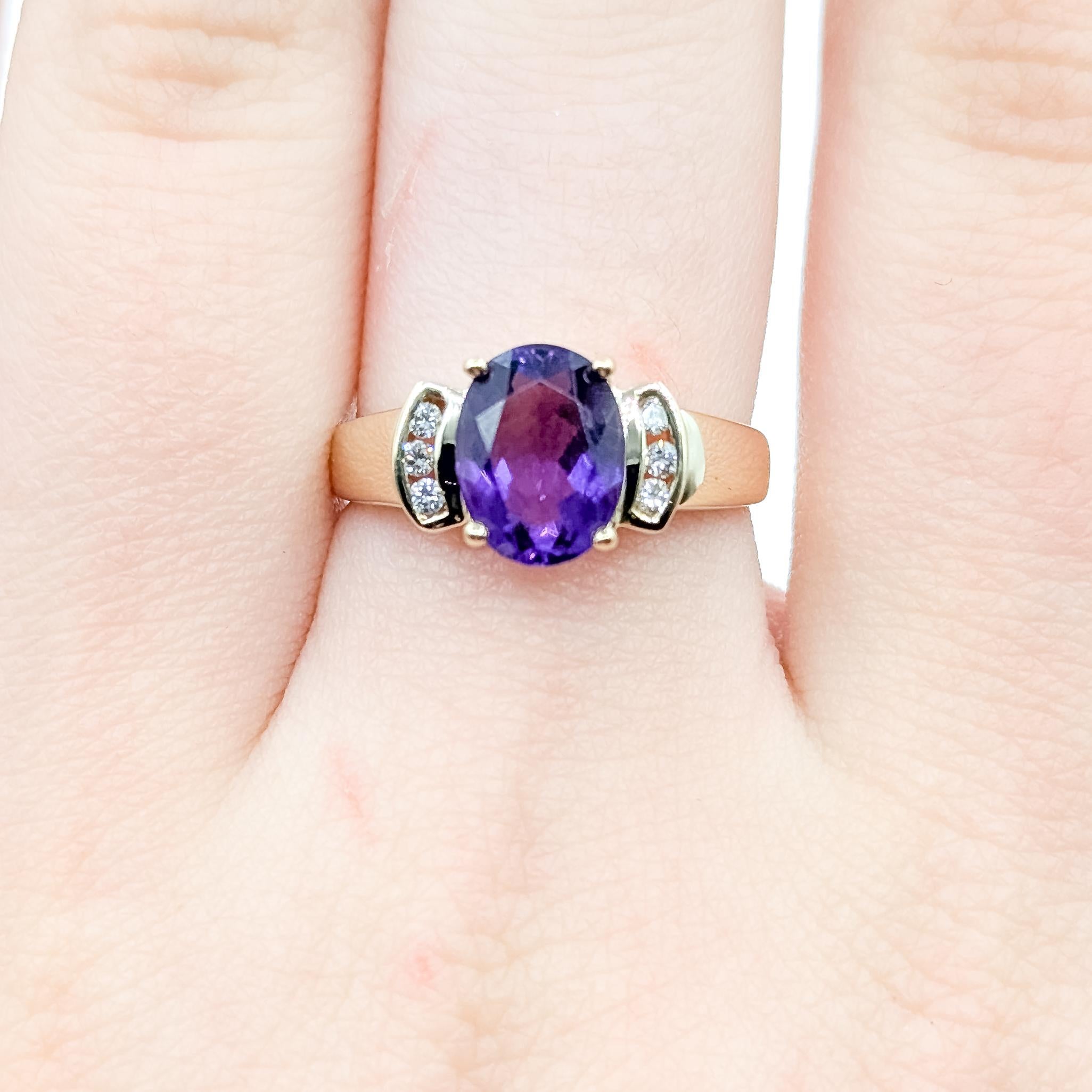 Vibrant Amethyst & Diamond Ring in 14k Yellow Gold Corte oval en venta