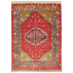Antiker türkischer Oushak-Teppich mit Medaillon in Rot, Grün und Blau