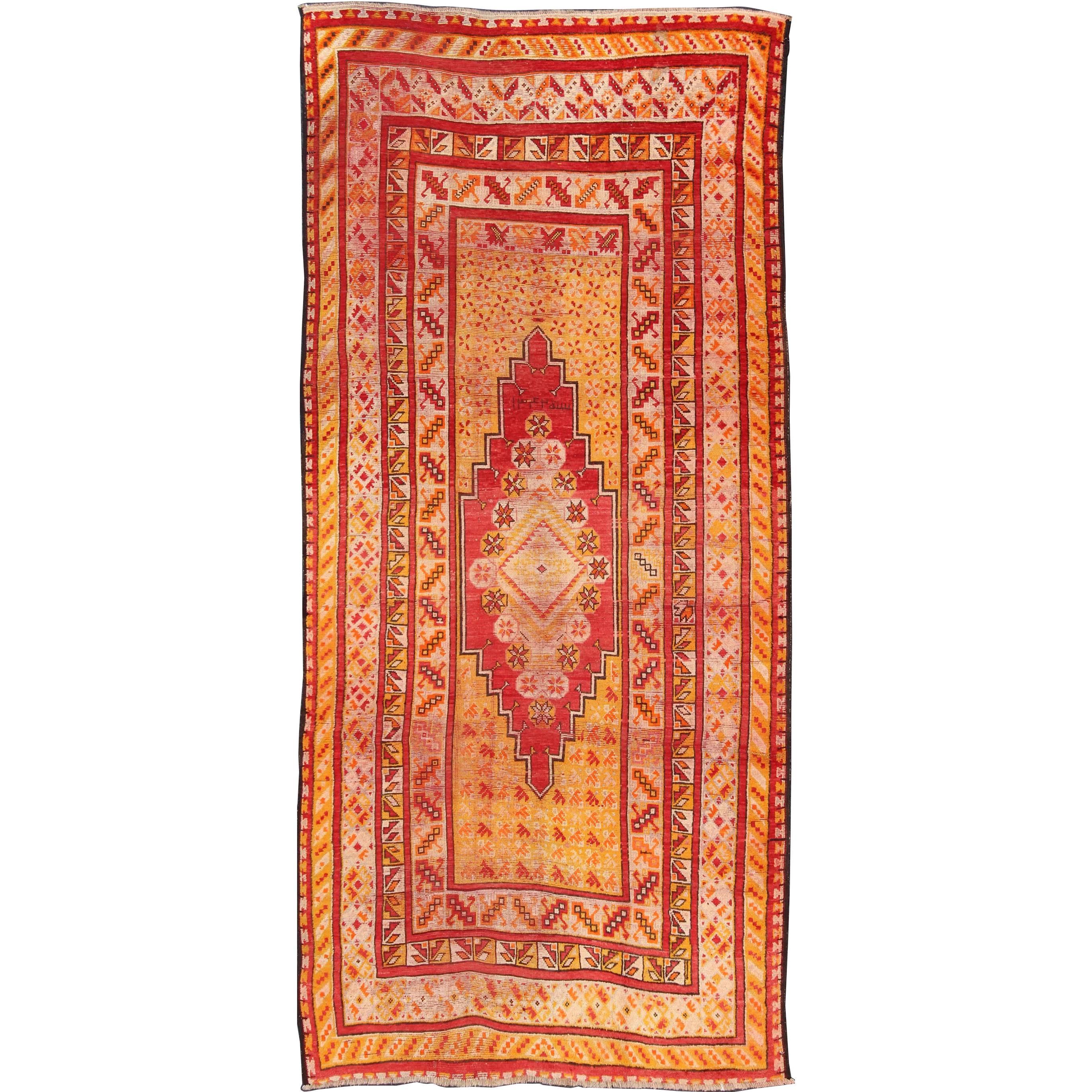 Antiker marokkanischer langer Teppich mit Medaillon und mehrlagigem geometrischem Design