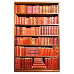 Colección de libros encuadernados en cuero rojo antiguo vibrante