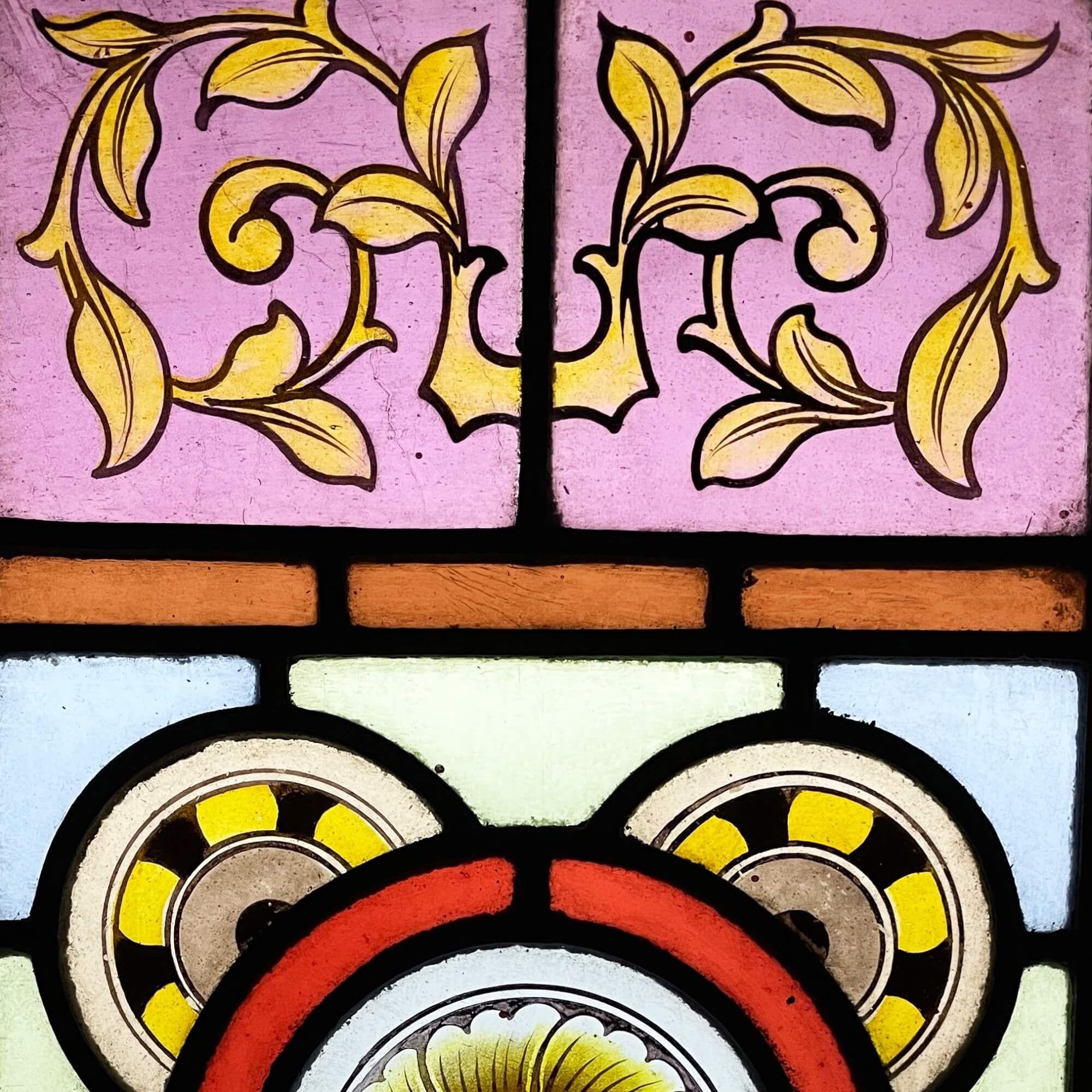 Leuchtend antikes Glasfenster mit Buntglasmalerei im Zustand „Relativ gut“ im Angebot in Wormelow, Herefordshire