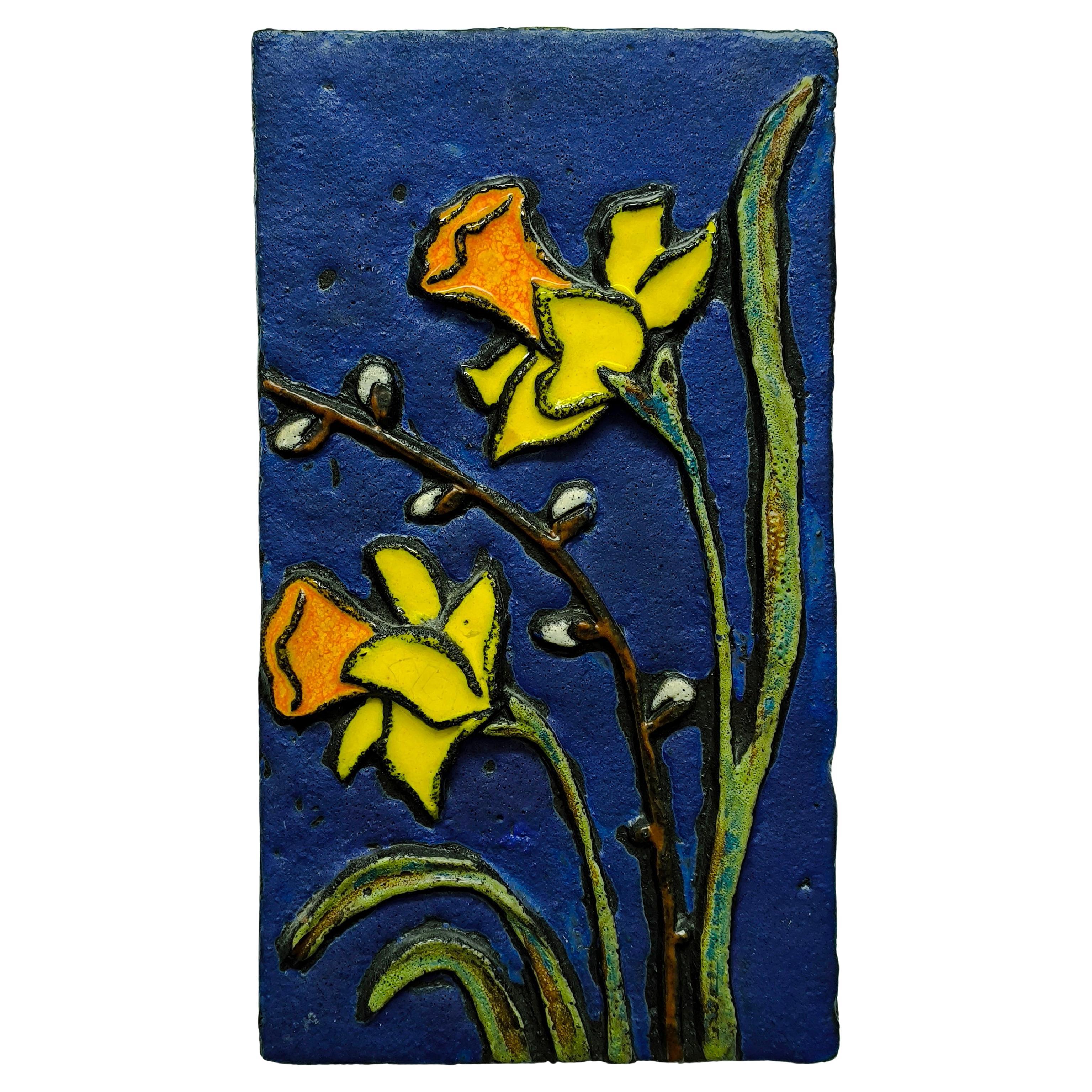 Carreau de céramique vibrant Art Nouveau avec jonquilles et saule nain - Relief en relief en vente