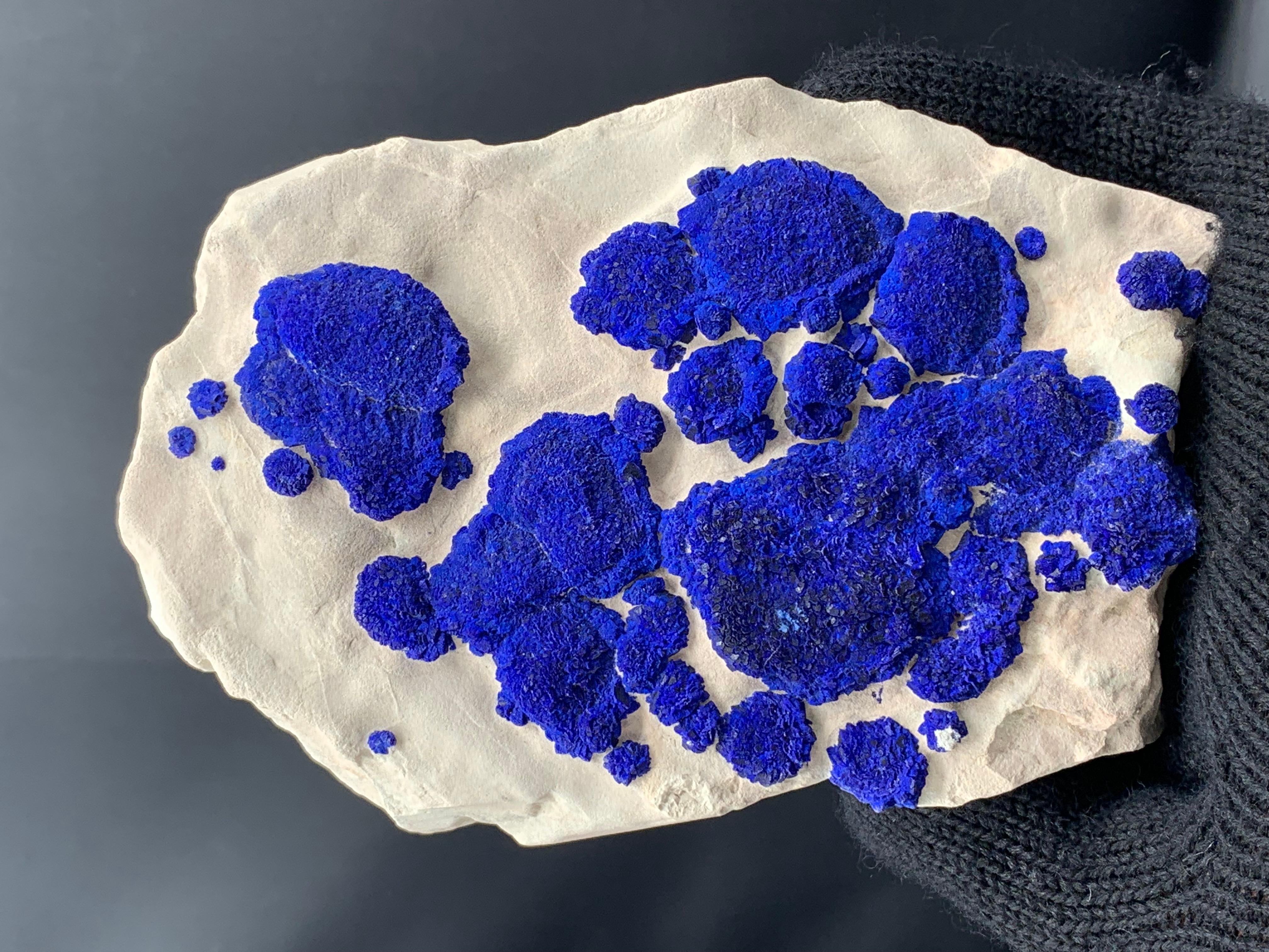 Leuchtend Azuritblaue Azurit-Sonnenkristalle auf Kaolinit-Matrix aus Australien im Zustand „Gut“ im Angebot in Peshawar, PK