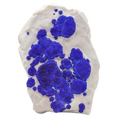 Leuchtend Azuritblaue Azurit-Sonnenkristalle auf Kaolinit-Matrix aus Australien
