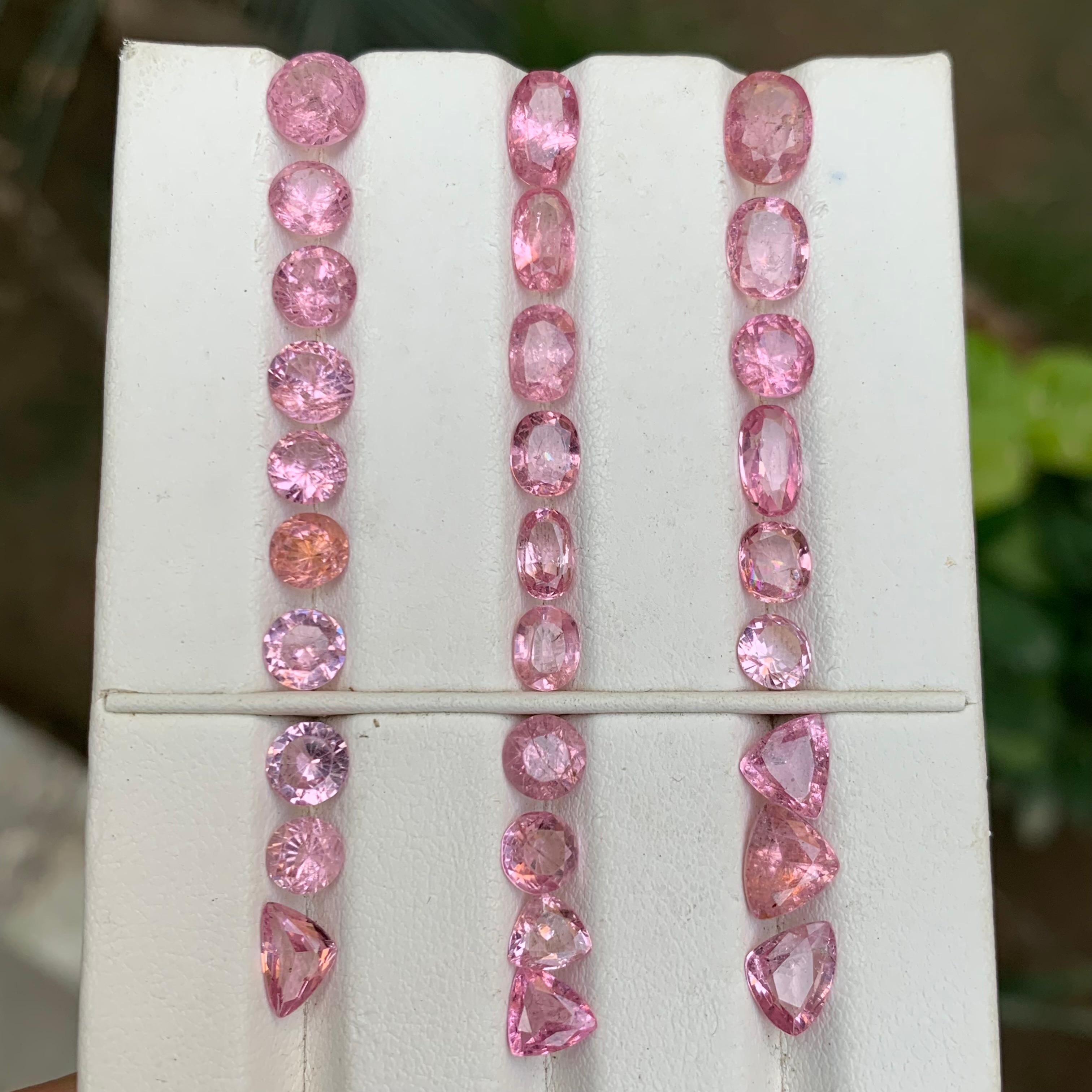 Lote de gemas sueltas de espinela natural de color rosa bebé vibrante 22,90 quilates en venta 1