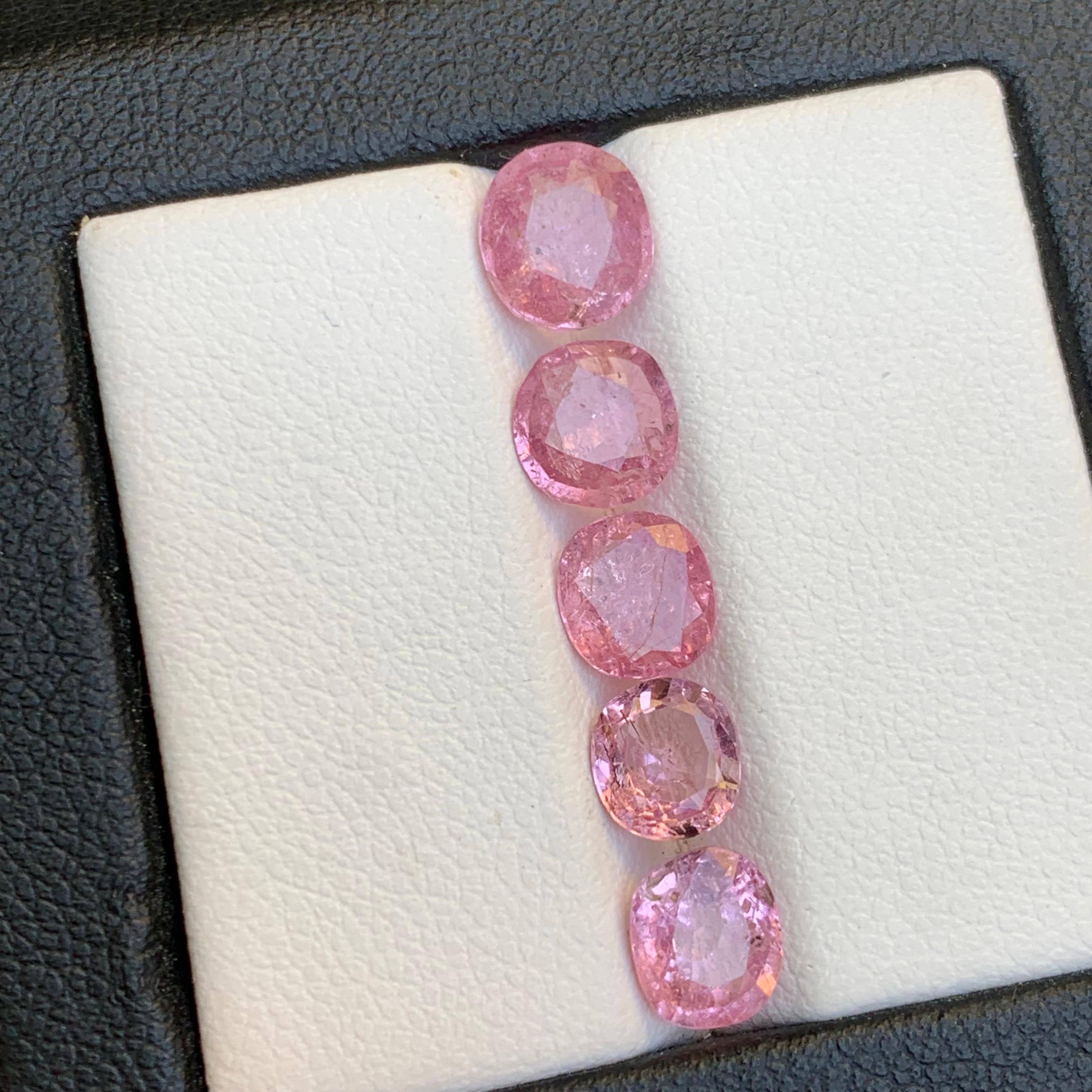 Gemme sfuse di Spinello Nature rosa vibrante per anelli, orecchini, collane, braccialetti o qualsiasi altro gioiello con taglio rotondo!

💎 TIPO DI GEMMA: Spinello
⚖️ PESO: 5,39 Carati
🪚 FORMA E TAGLIO: Taglio rotondo
📏 DIMENSIONE (MM):
1,55 Ct