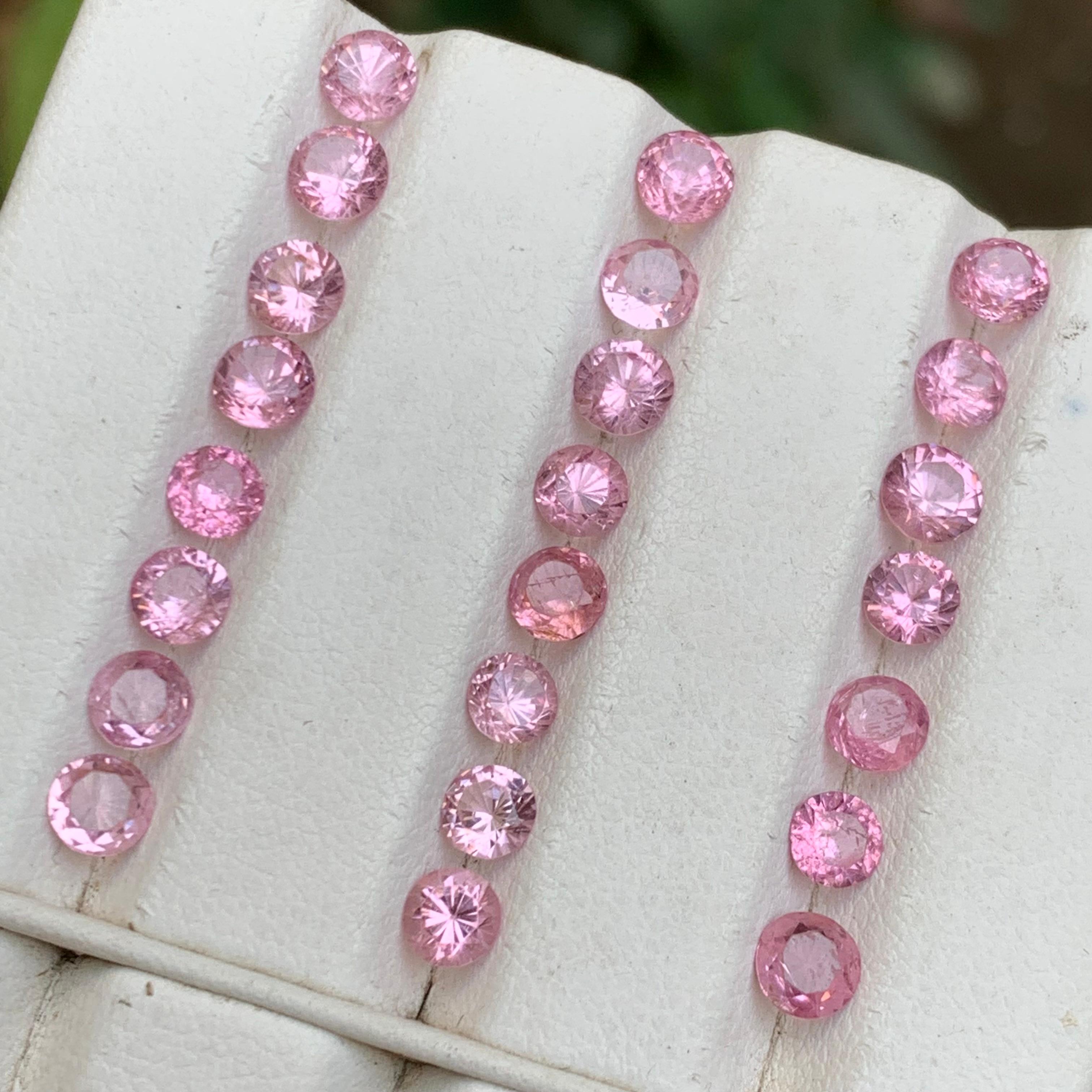 Gemme sciolte di spinello naturale rosa baby vibrante per anelli, orecchini, collane, braccialetti o qualsiasi altro gioiello con taglio rotondo e brillante!

💎 TIPO DI GEMMA: Spinello
⚖️ PESO: 9,30 Carati
🪚 FORMA E TAGLIO: Taglio rotondo
📏