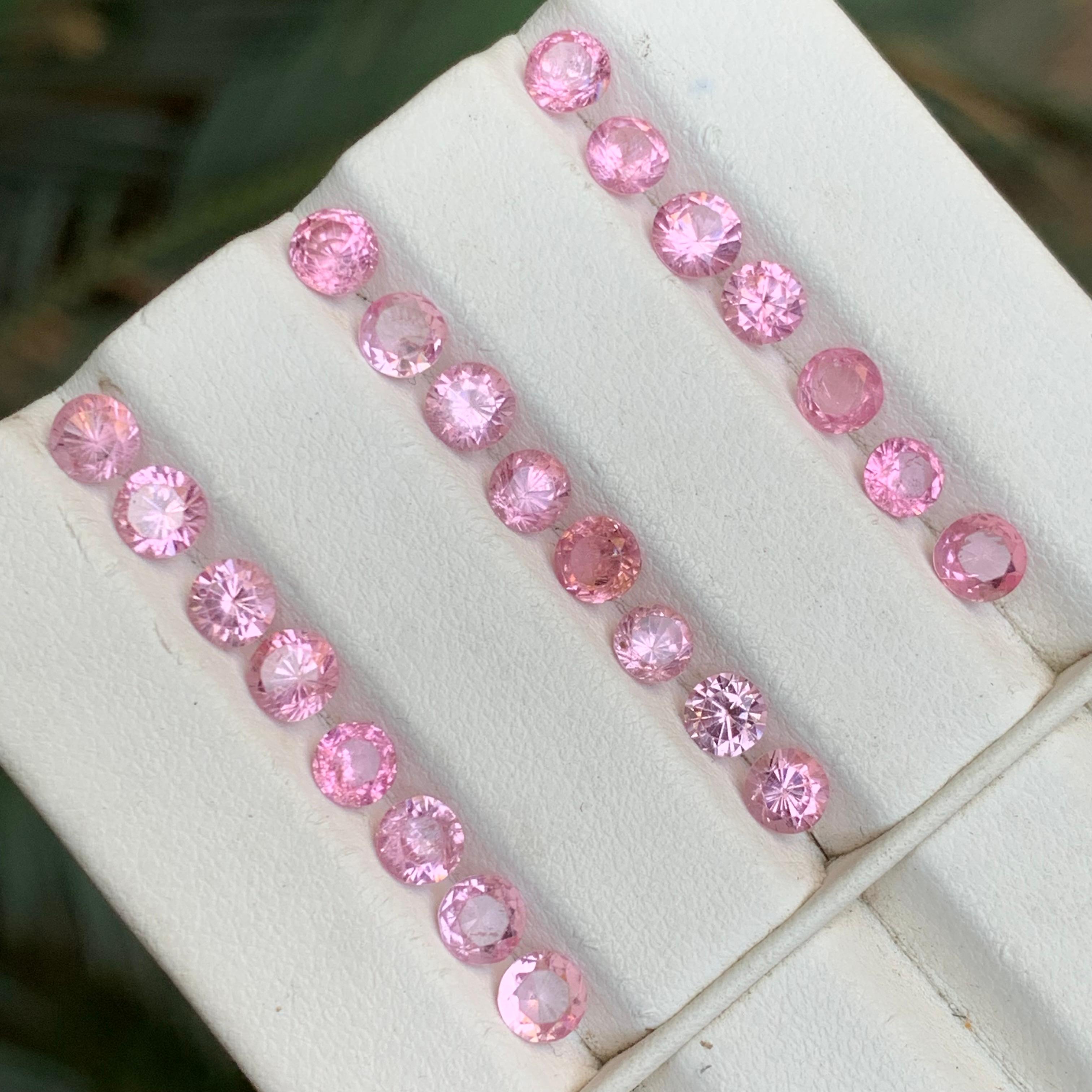 Contemporaneo Spinello rosa vibrante 9,30 carati Nature Gemme sciolte Lotto di gioielli in vendita