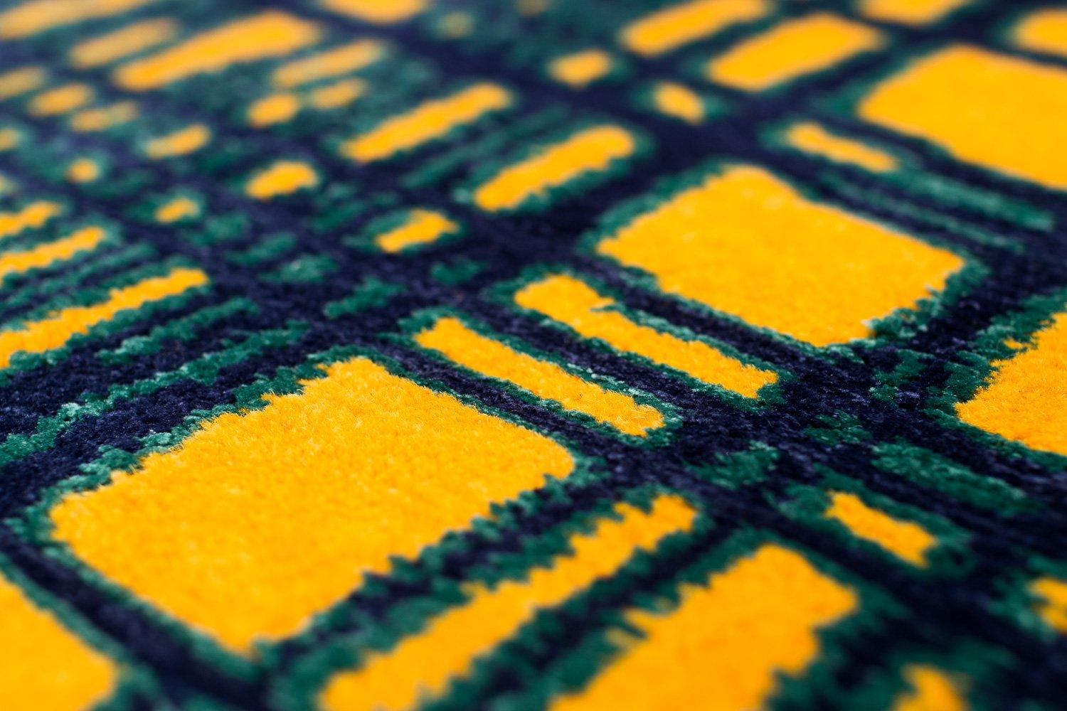 XXIe siècle et contemporain Tapis géométrique bleu et jaune vibrant tissé en laine et en soie en vente