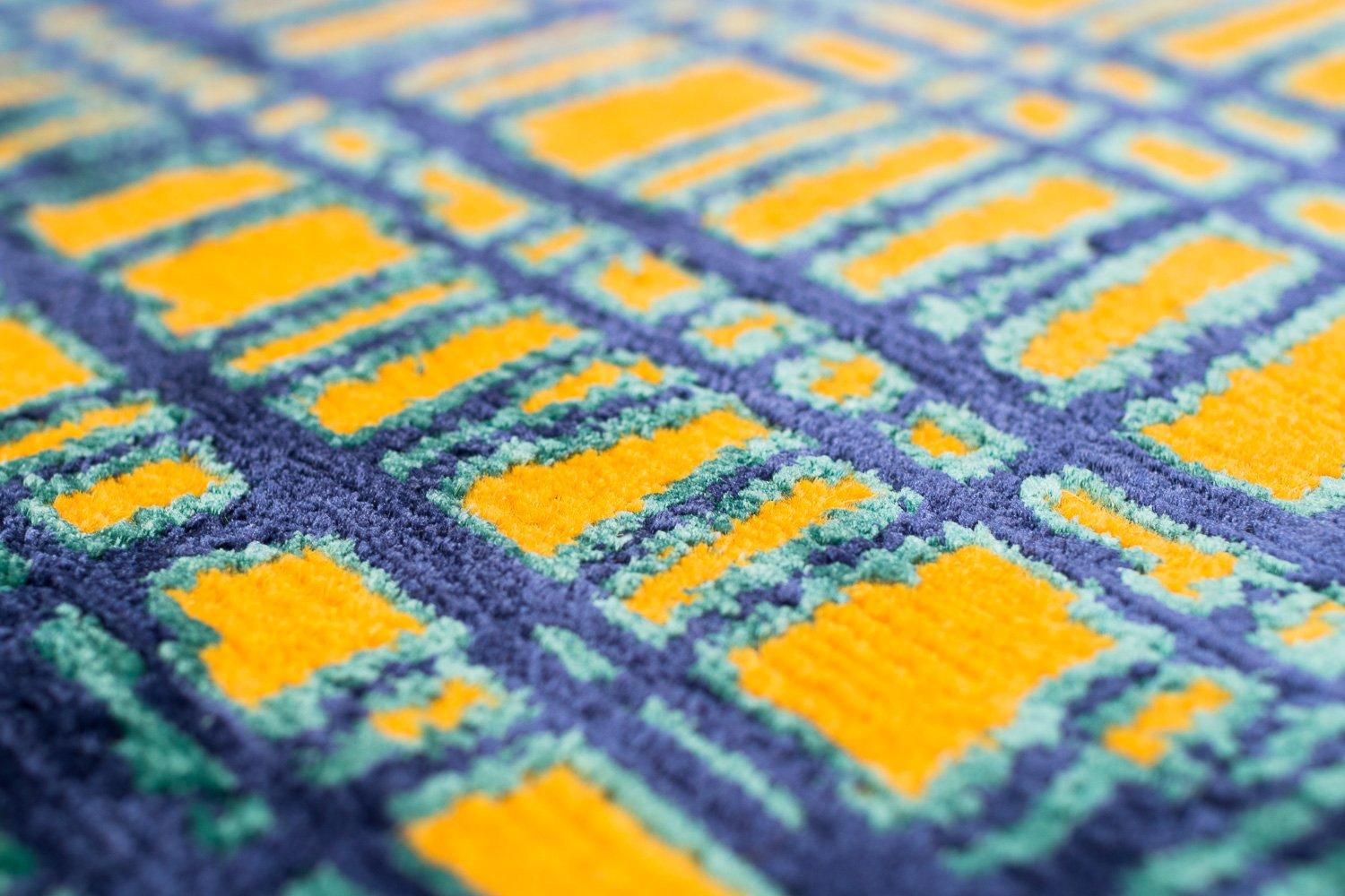 Laine Tapis géométrique bleu et jaune vibrant tissé en laine et en soie en vente