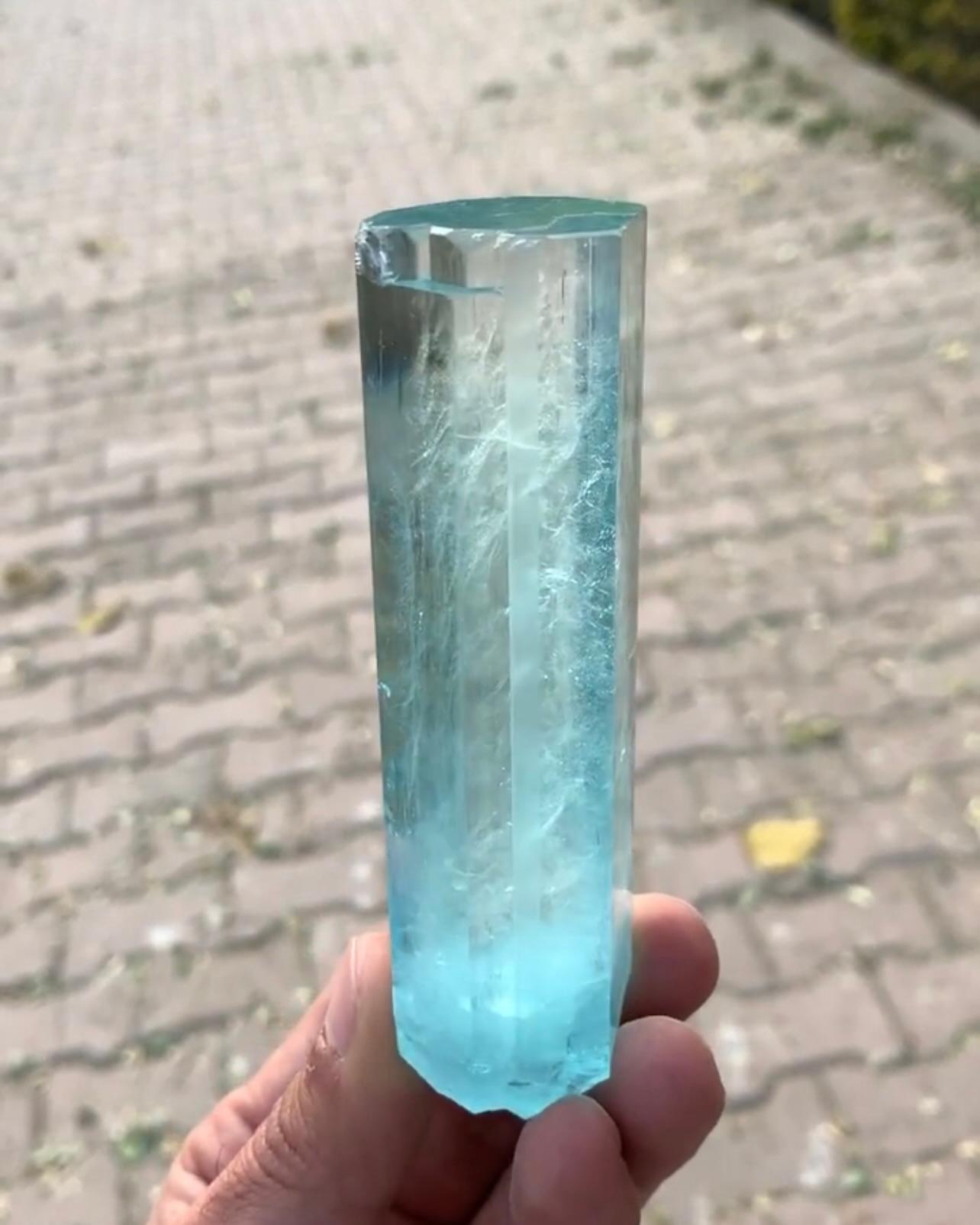 Vibrant Blue Aquamarine Crystal With Excellent Quality From Pakistan In Good Condition For Sale In Peshawar, PK