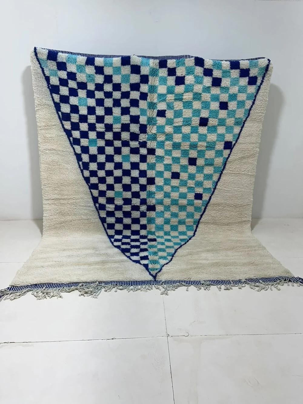 Ce tapis marocain vibrant et funky a été tissé à la main par des artisans qualifiés dans les montagnes de l'Atlas en utilisant de la laine M'Rirt de la plus haute qualité. Il présente un motif abstrait à carreaux bleus multicolores sur fond de laine