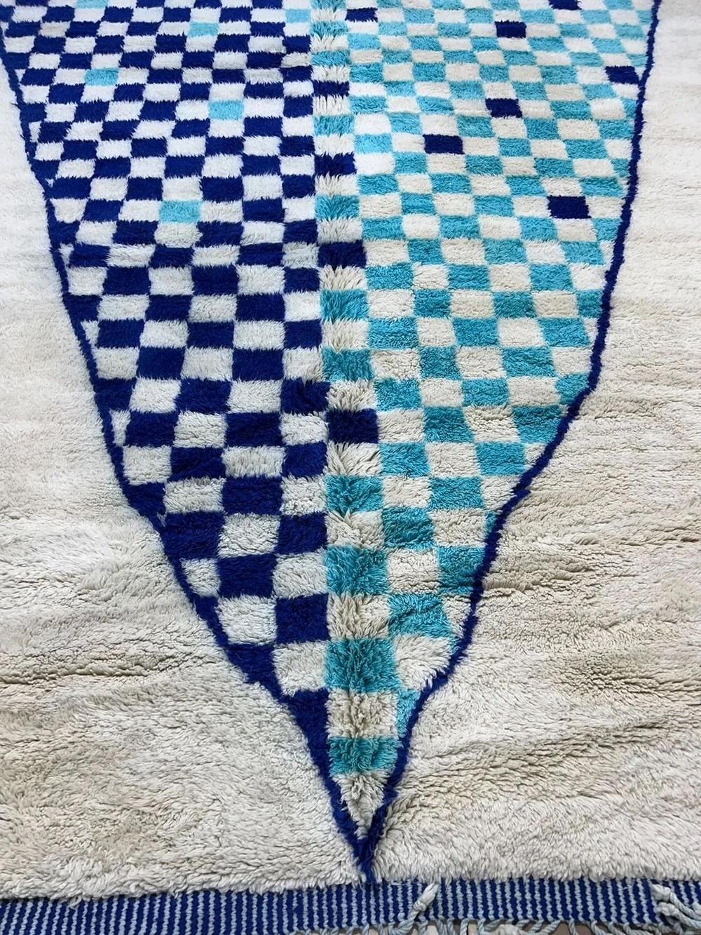 Moderne Tapis Beni M'Rirt marocain moderne bleu vif avec motif abstrait à carreaux en vente
