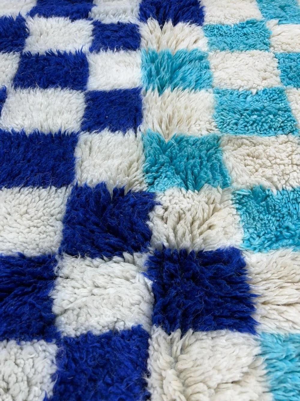 Marocain Tapis Beni M'Rirt marocain moderne bleu vif avec motif abstrait à carreaux en vente