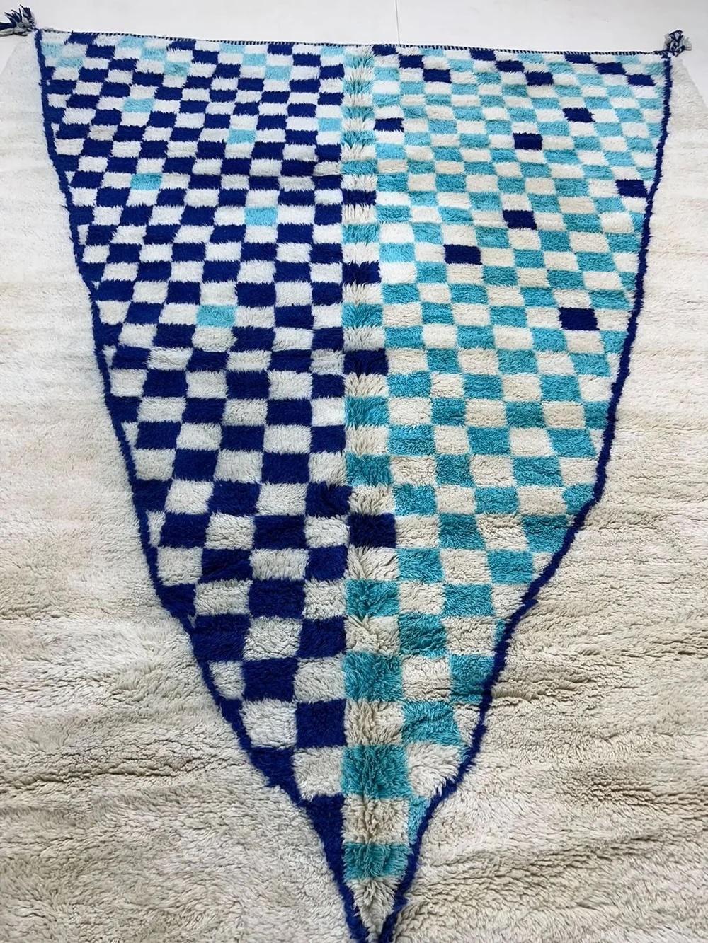 Noué à la main Tapis Beni M'Rirt marocain moderne bleu vif avec motif abstrait à carreaux en vente
