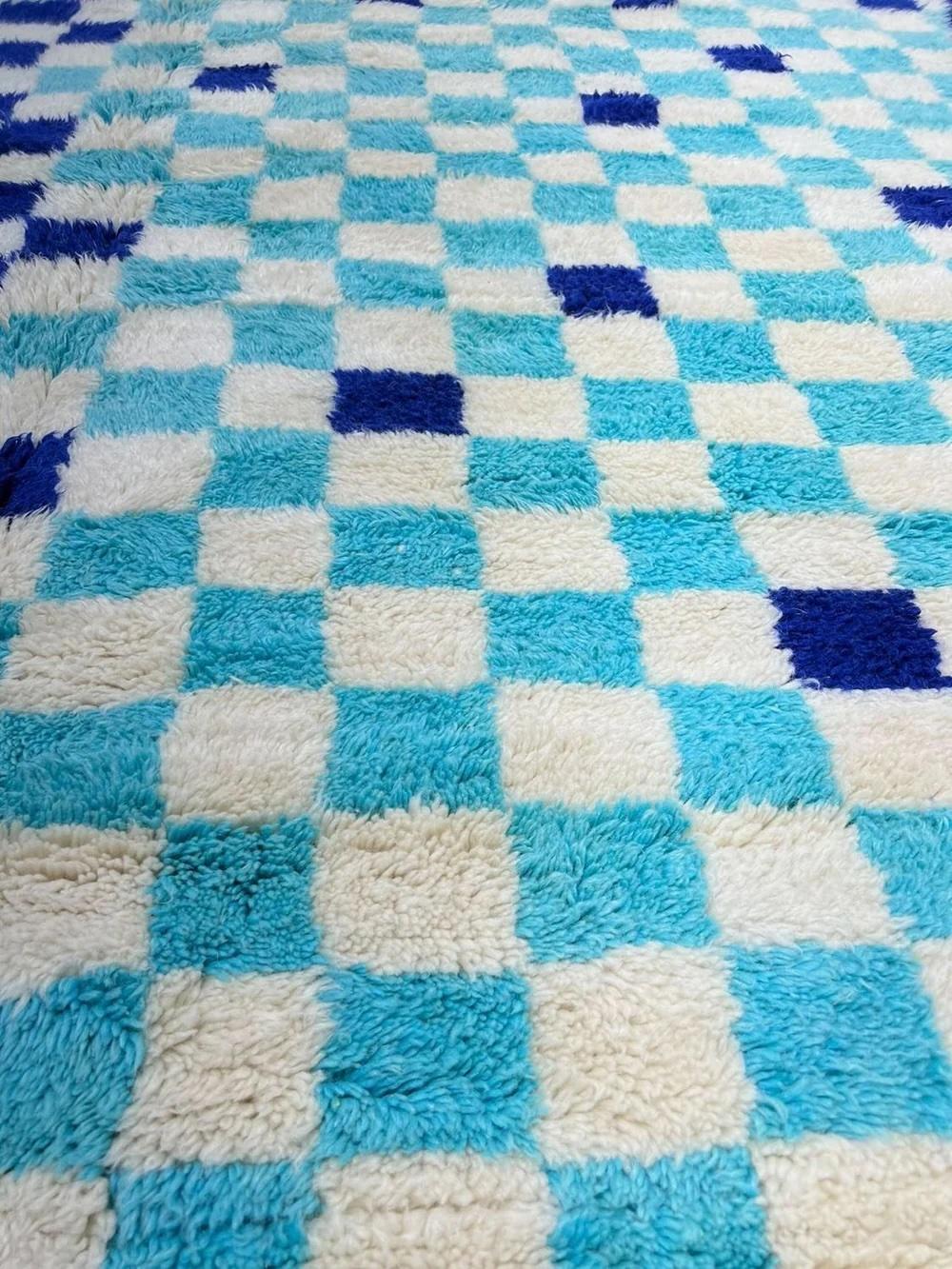 Tapis Beni M'Rirt marocain moderne bleu vif avec motif abstrait à carreaux Neuf - En vente à Los Angeles, CA