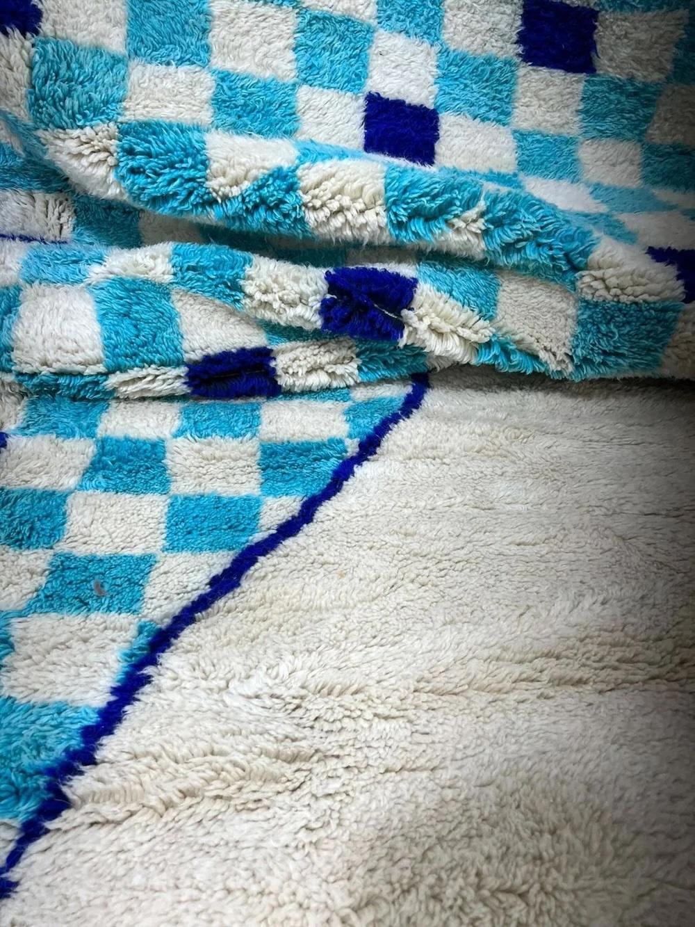 XXIe siècle et contemporain Tapis Beni M'Rirt marocain moderne bleu vif avec motif abstrait à carreaux en vente