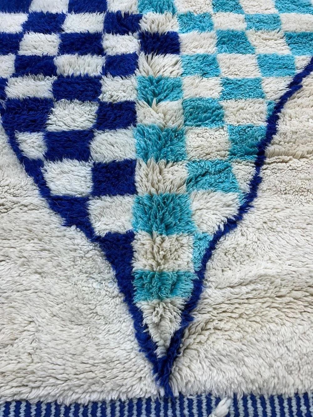 Laine Tapis Beni M'Rirt marocain moderne bleu vif avec motif abstrait à carreaux en vente