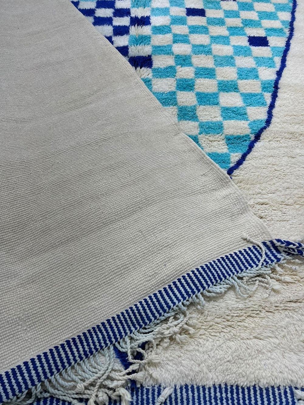 Tapis Beni M'Rirt marocain moderne bleu vif avec motif abstrait à carreaux en vente 1