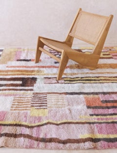 Vibrierendes Blau Moderner Marokkanischer Wollteppich in Pastellfarben mit abstraktem Schachbrettmuster