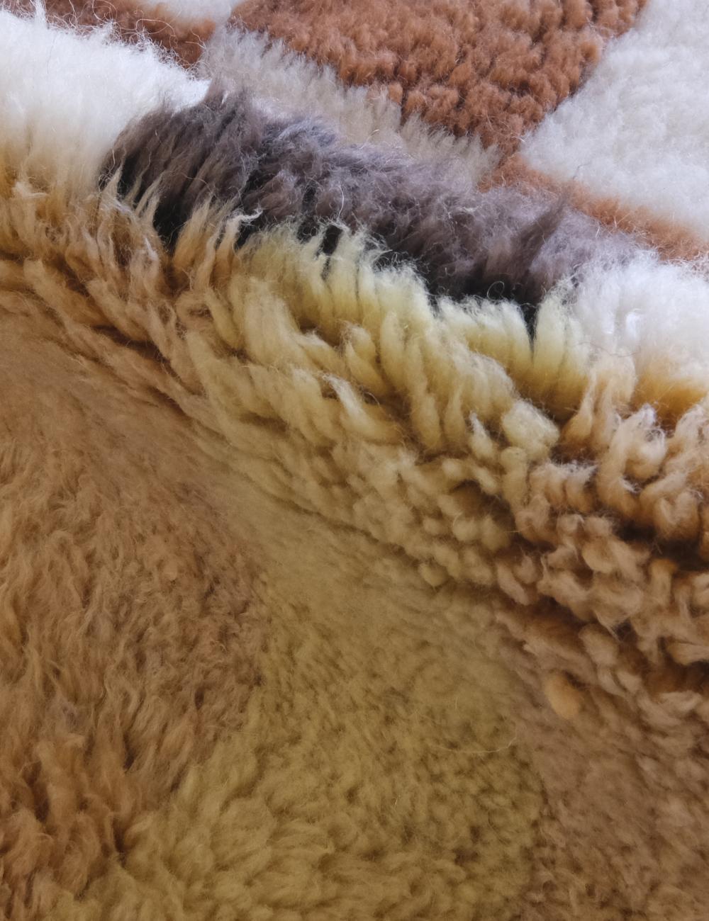 Vibrierendes Blau Moderner Marokkanischer Wollteppich in Pastellfarben mit abstraktem Schachbrettmuster im Zustand „Neu“ im Angebot in Los Angeles, CA