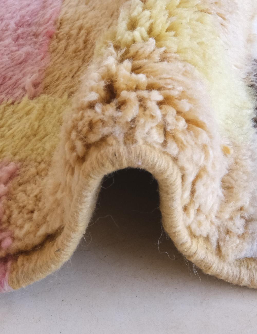 Vibrierendes Blau Moderner Marokkanischer Wollteppich in Pastellfarben mit abstraktem Schachbrettmuster (21. Jahrhundert und zeitgenössisch) im Angebot