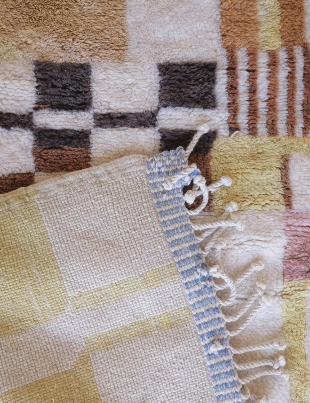 Vibrierendes Blau Moderner Marokkanischer Wollteppich in Pastellfarben mit abstraktem Schachbrettmuster im Angebot 1