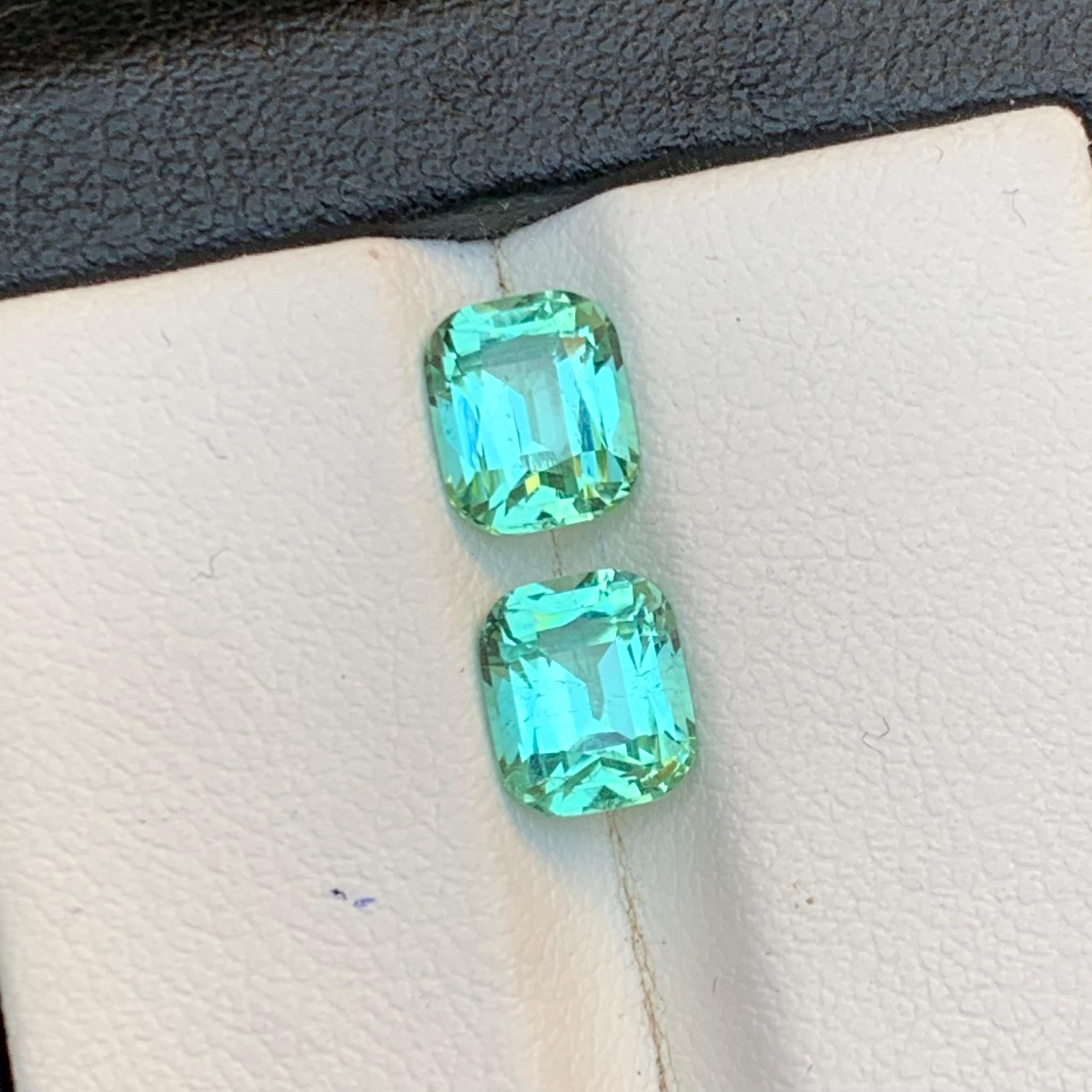 Lebendiger bläulich grüner Turmalin 2.81 Ct Cushion-Schliff Natürlicher loser Edelstein-Paar (Zeitgenössisch) im Angebot