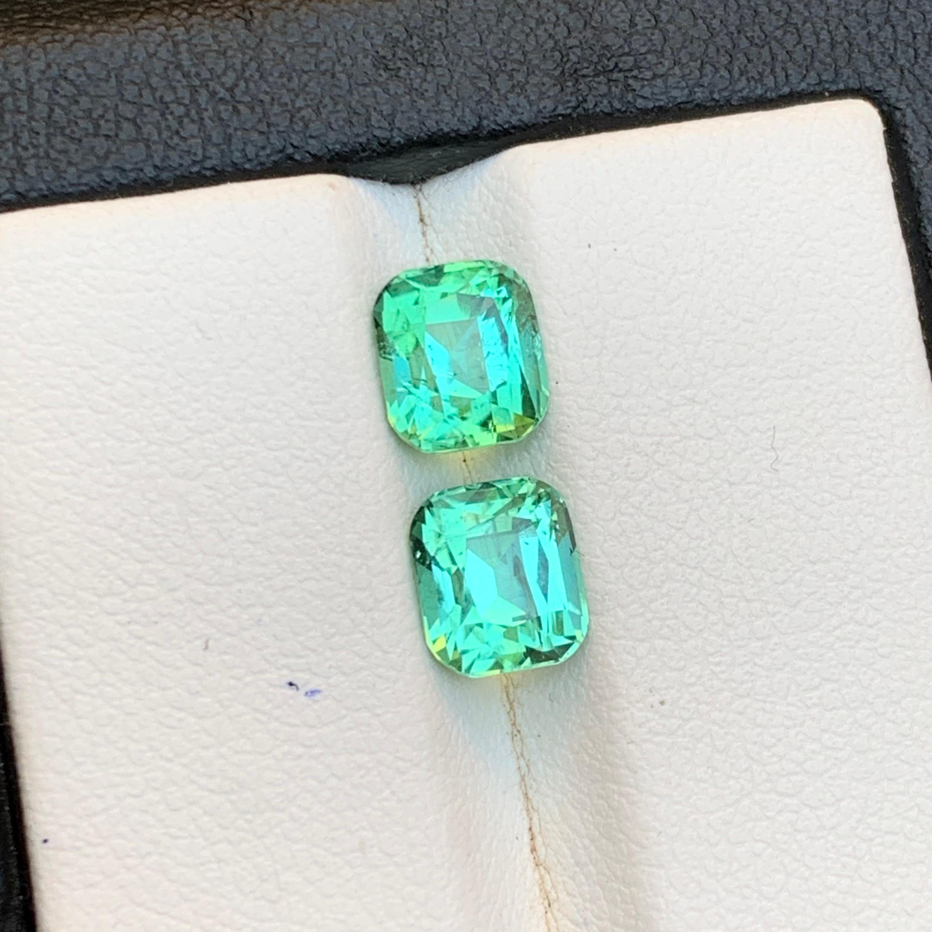 Contemporaneo Vibrante tormalina verde bluastra da 3.40 carati con taglio a cuscino, pietra naturale sfusa, coppia di gemme in vendita