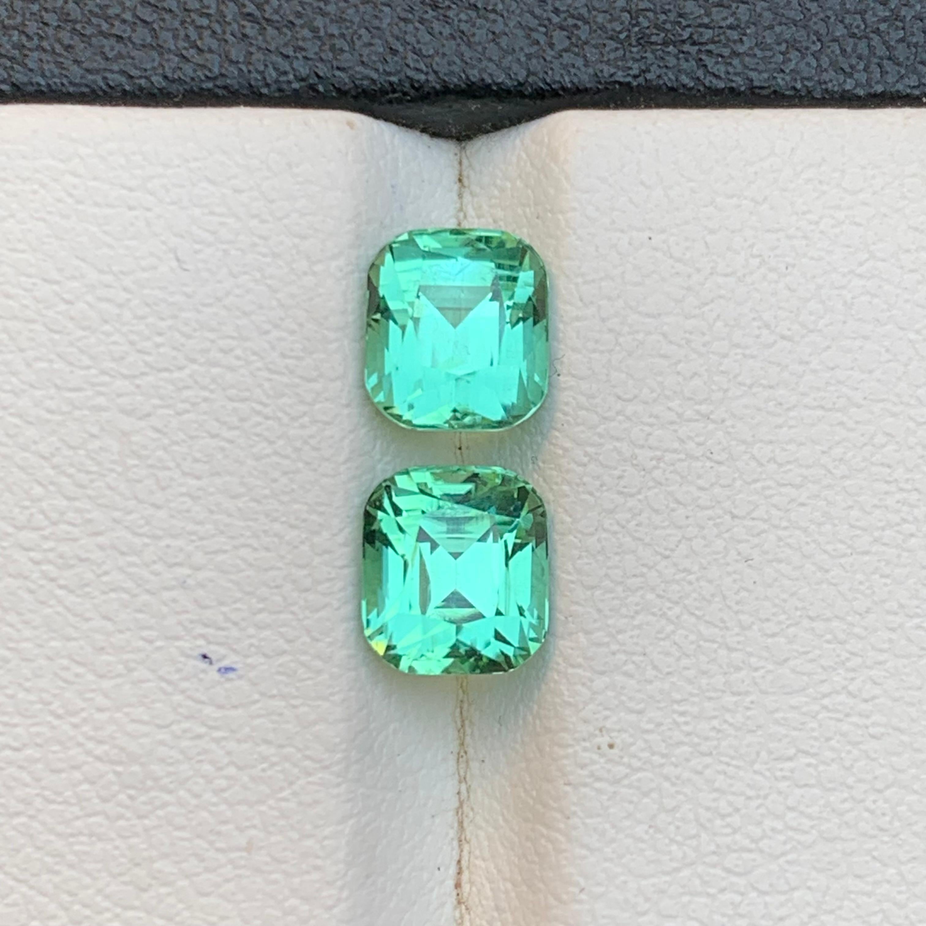 Contemporaneo Vibrante tormalina verde bluastra da 3.47 carati con taglio a cuscino, pietra naturale sfusa, coppia di gemme in vendita