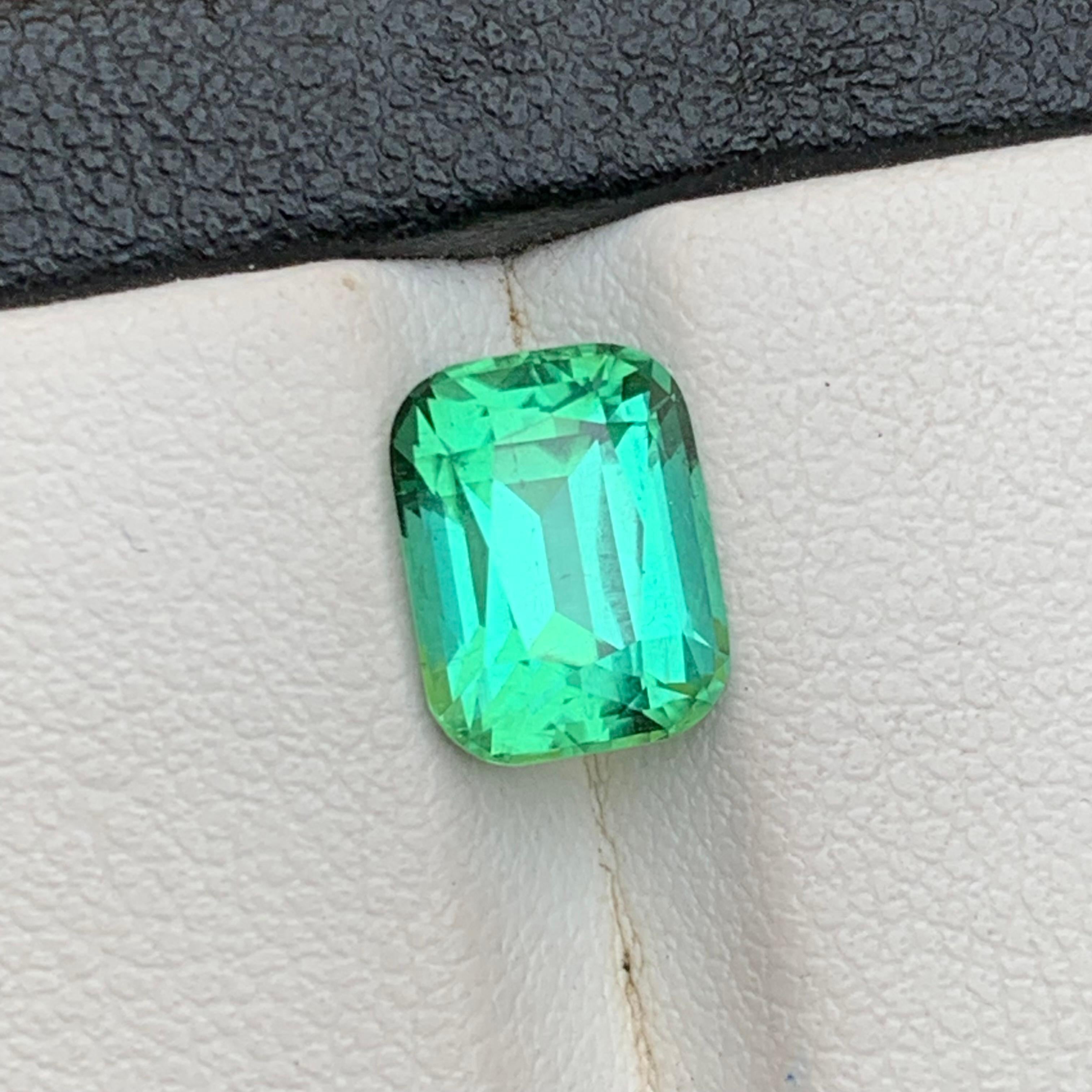 Taglio cuscino Vibrant Bluish Hue Green Tourmaline 2.69 Ct Cushion Cut Natural Loose Gemstone in vendita
