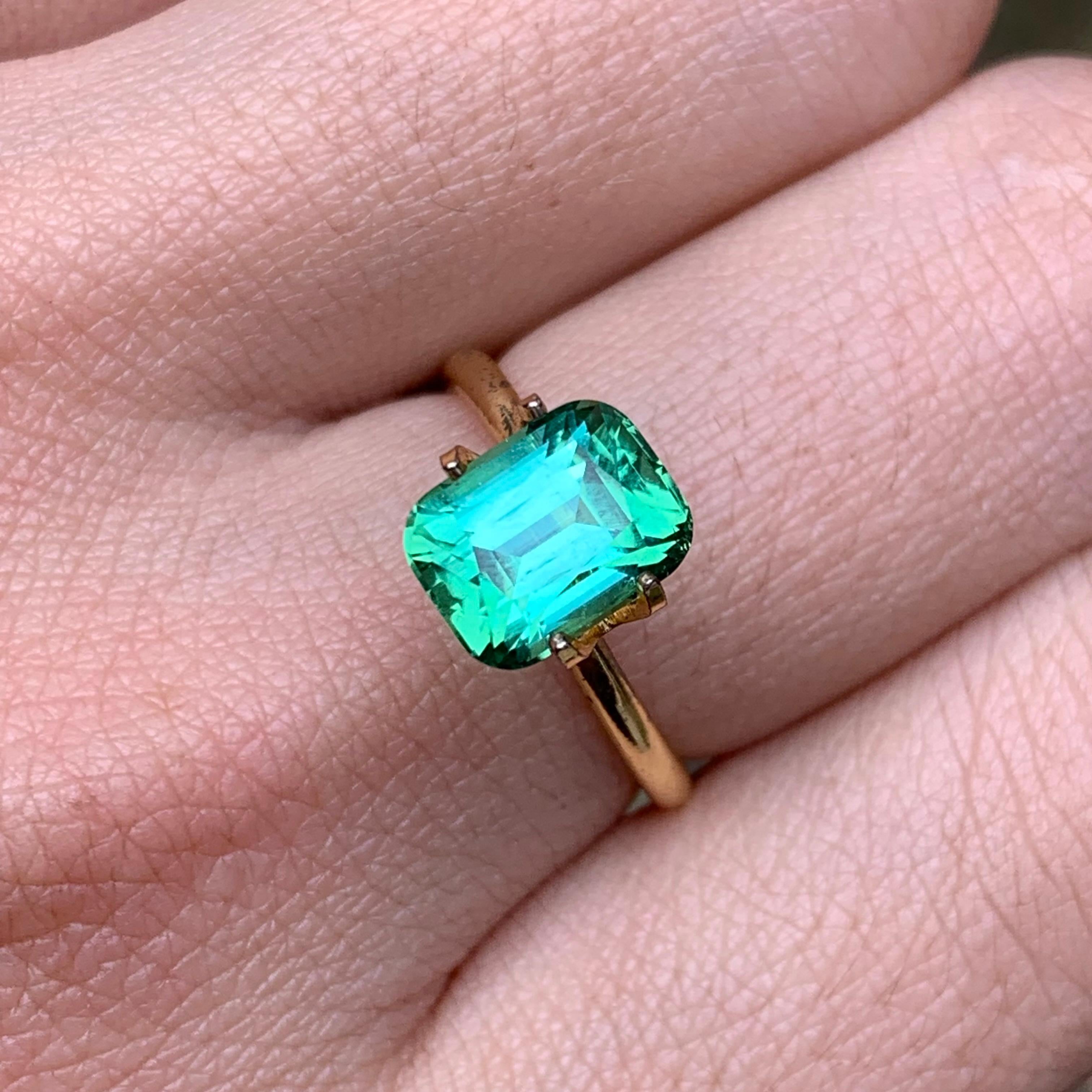 da uomo o donna Vibrant Bluish Hue Green Tourmaline 2.69 Ct Cushion Cut Natural Loose Gemstone in vendita