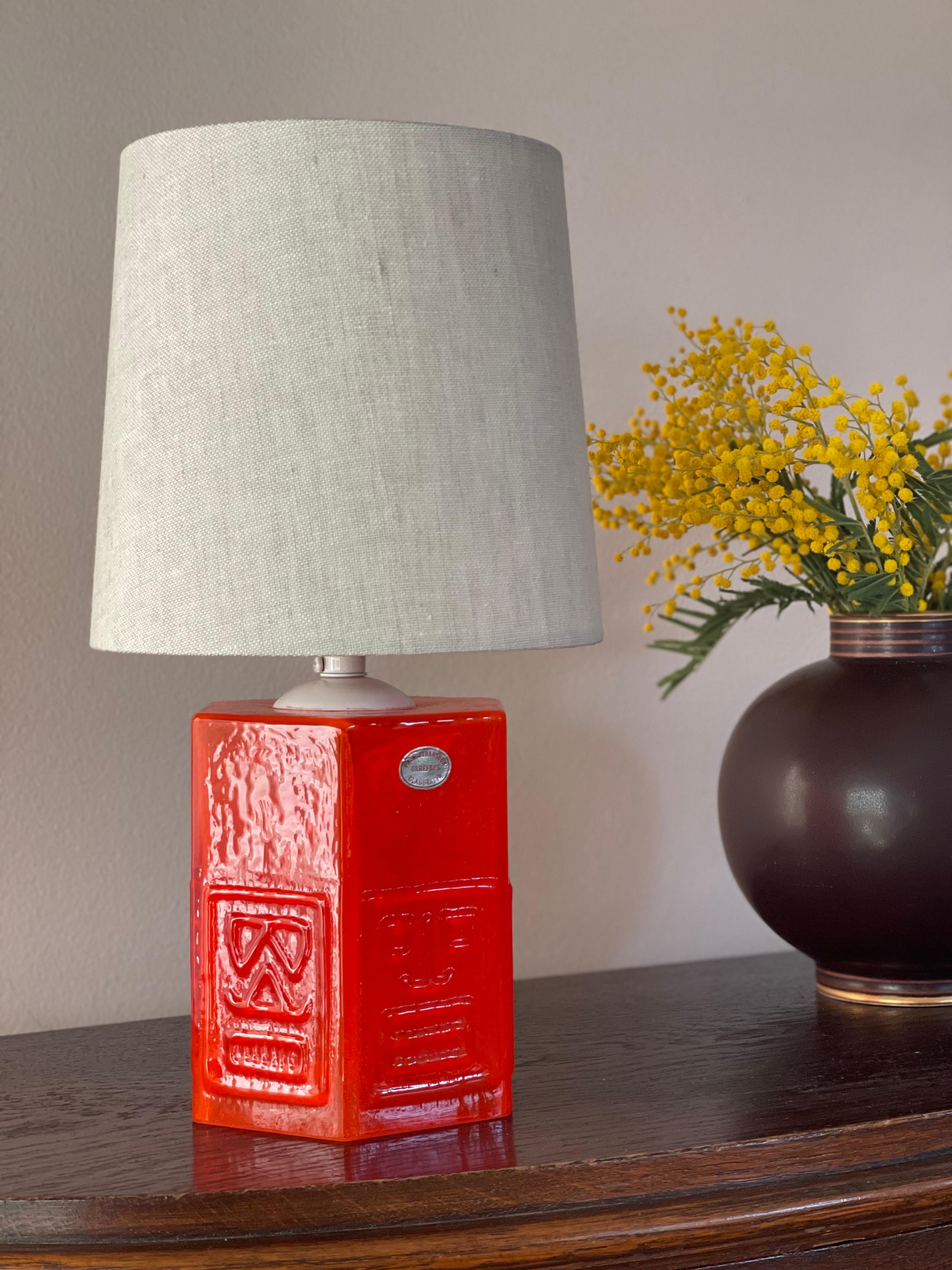Lampes de table suédoises en verre, audacieuses et colorées, par FA. W. Johansson pour Orrefors, années 1960. Base de lampe texturée en verre de couleur orange/corail avec motif graphique décoratif et texturé.  Nouveau câblage.  Excellent état. 