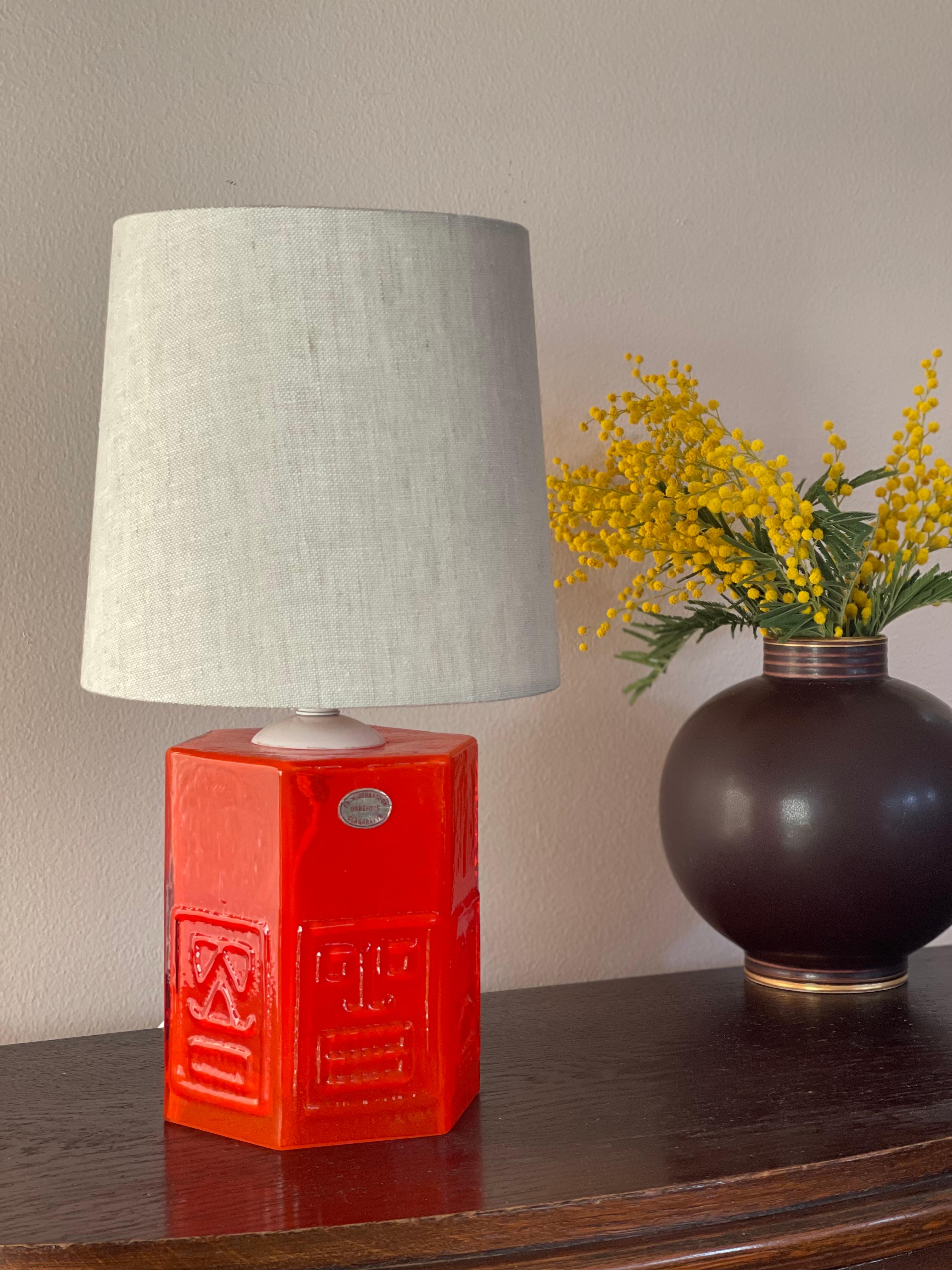 Mid-Century Modern Lampe de table en verre moderniste Orrefors, orange vif et audacieux. 1960s. en vente