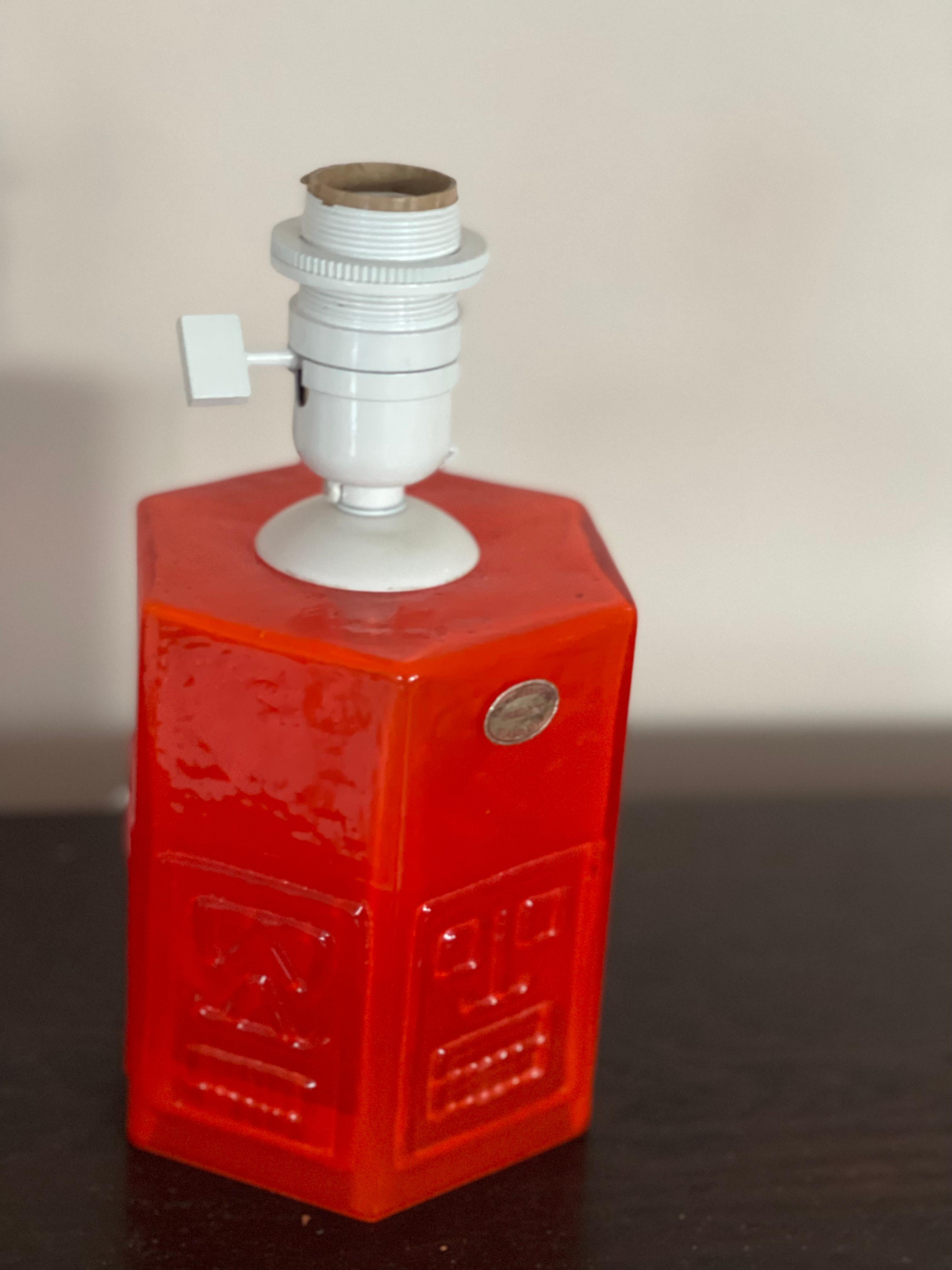 Suédois Lampe de table en verre moderniste Orrefors, orange vif et audacieux. 1960s. en vente