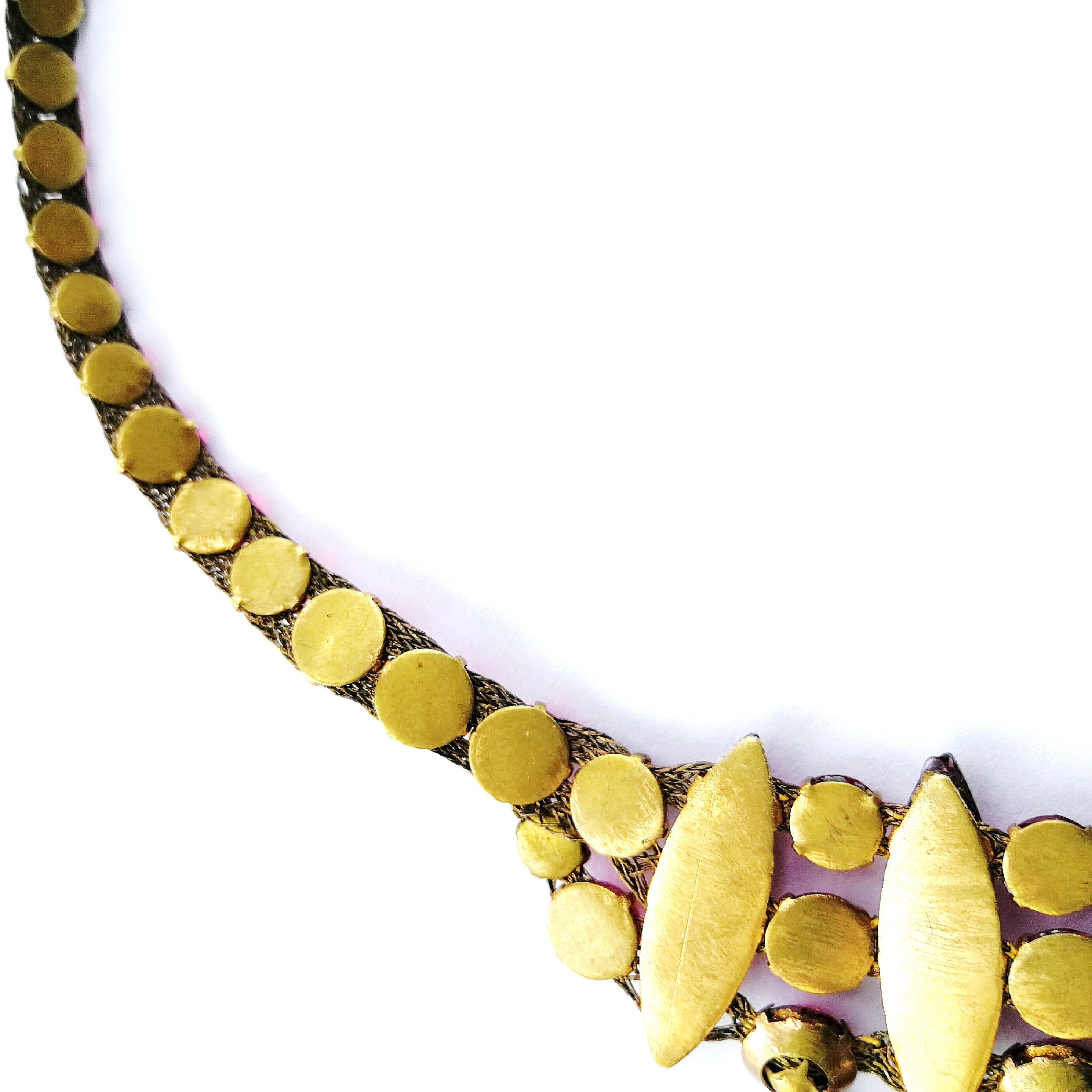 Halskette aus lebhaftem, erhabenem Glas und Paste-Tropfen imrise-Schliff, att. Lanvin, Frankreich, 1920er Jahre im Angebot 1