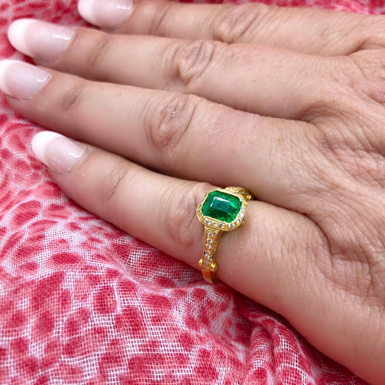 Vibrant Colombian Emerald Diamond Ring In Excellent Condition For Sale In San Francisco, CA
